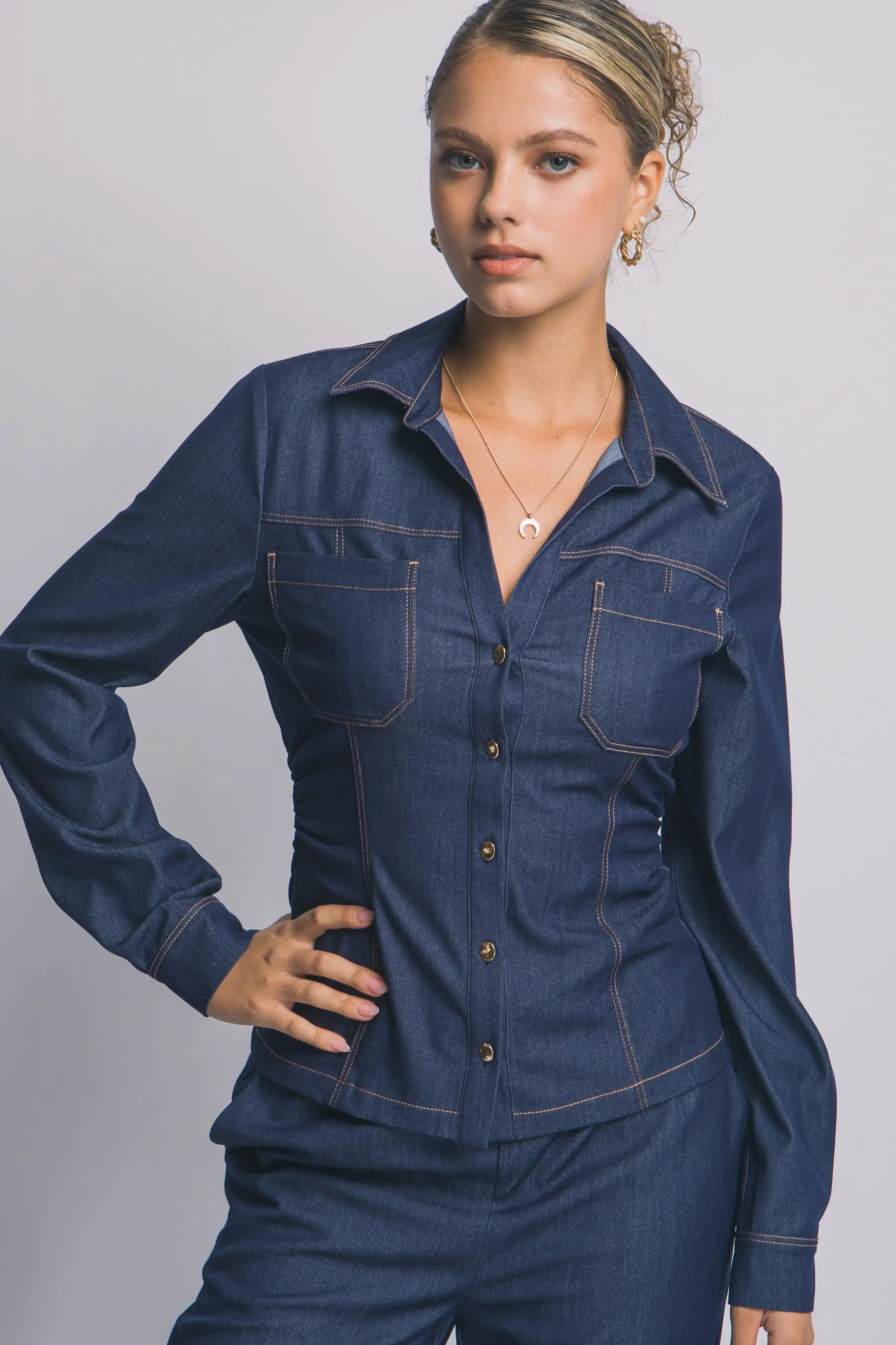 Camisa Blusa Tipo Mezclilla de Dama Ajustada con Cuello en V y Botones Dorados by LOVE TREE