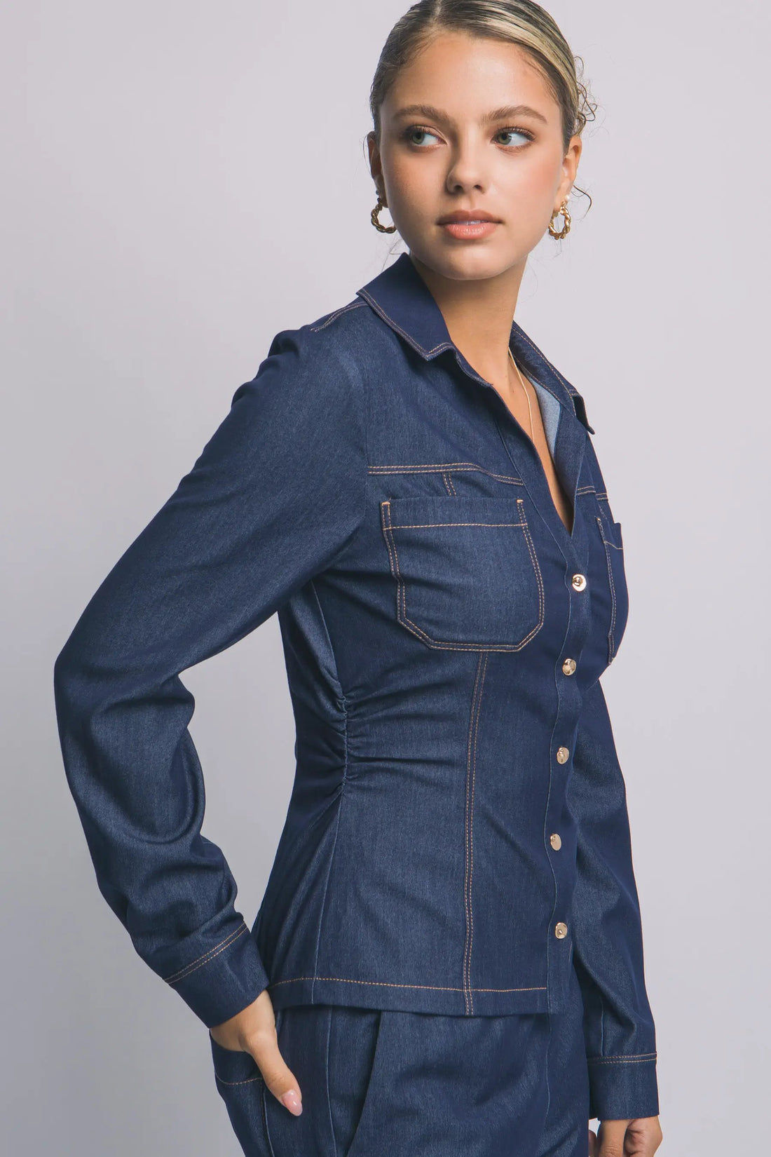 Camisa Blusa Tipo Mezclilla de Dama Ajustada con Cuello en V y Botones Dorados by LOVE TREE