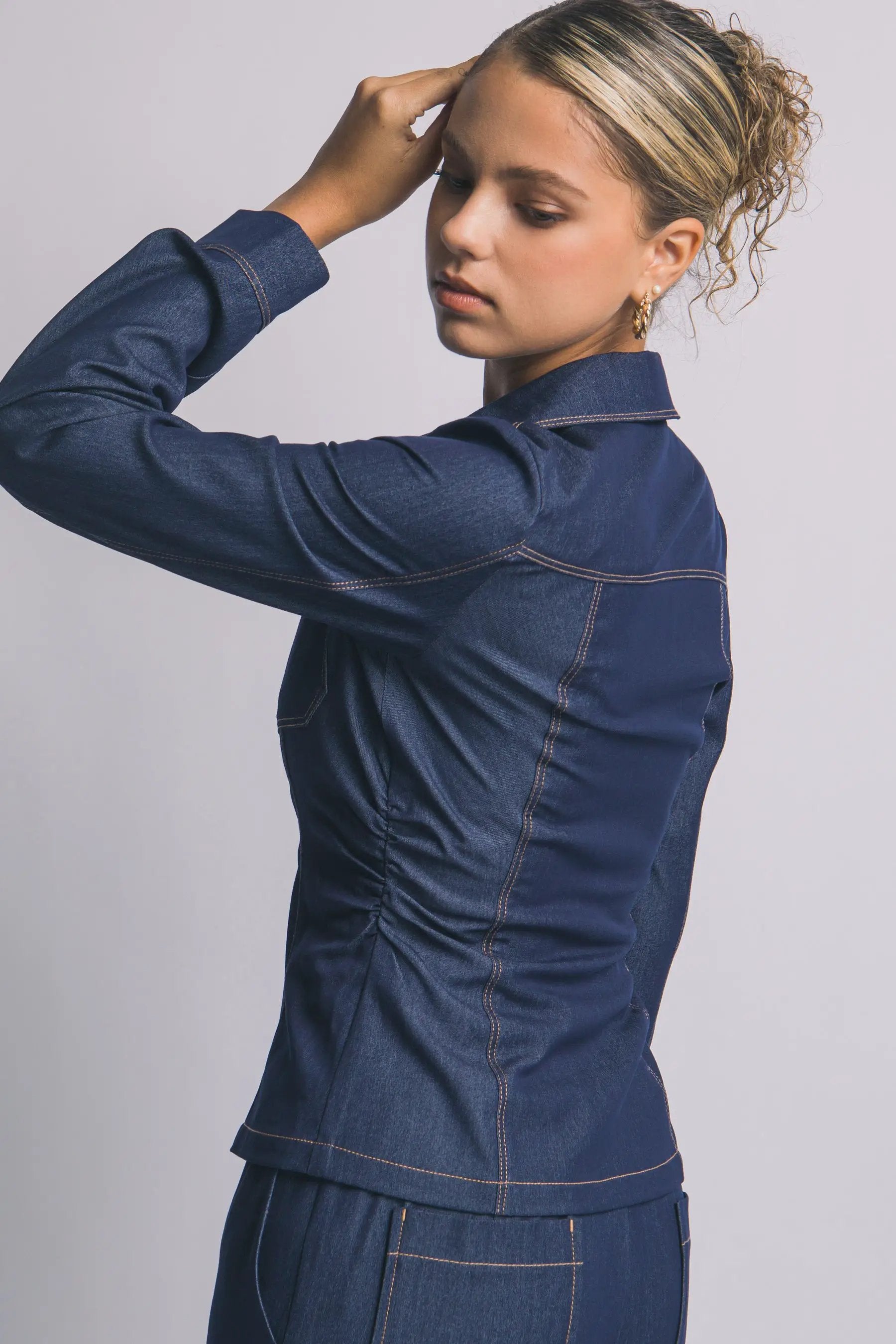 Camisa Blusa Tipo Mezclilla de Dama Ajustada con Cuello en V y Botones Dorados by LOVE TREE