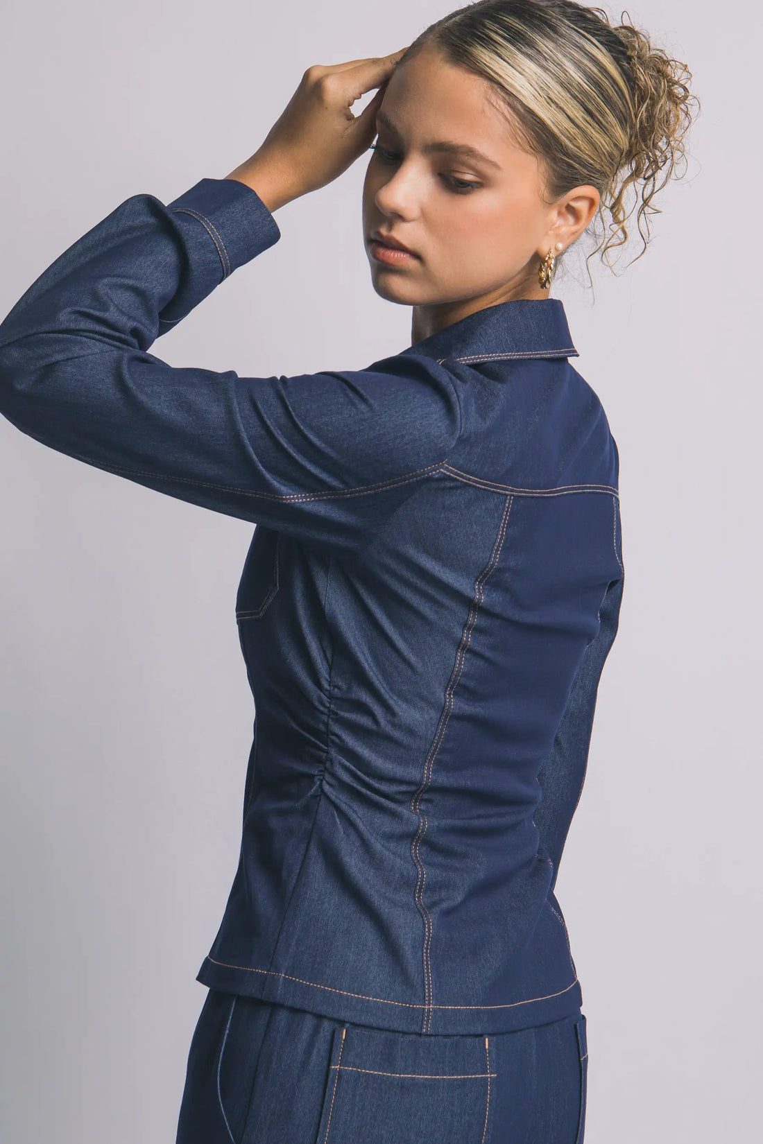 Camisa Blusa Tipo Mezclilla de Dama Ajustada con Cuello en V y Botones Dorados by LOVE TREE