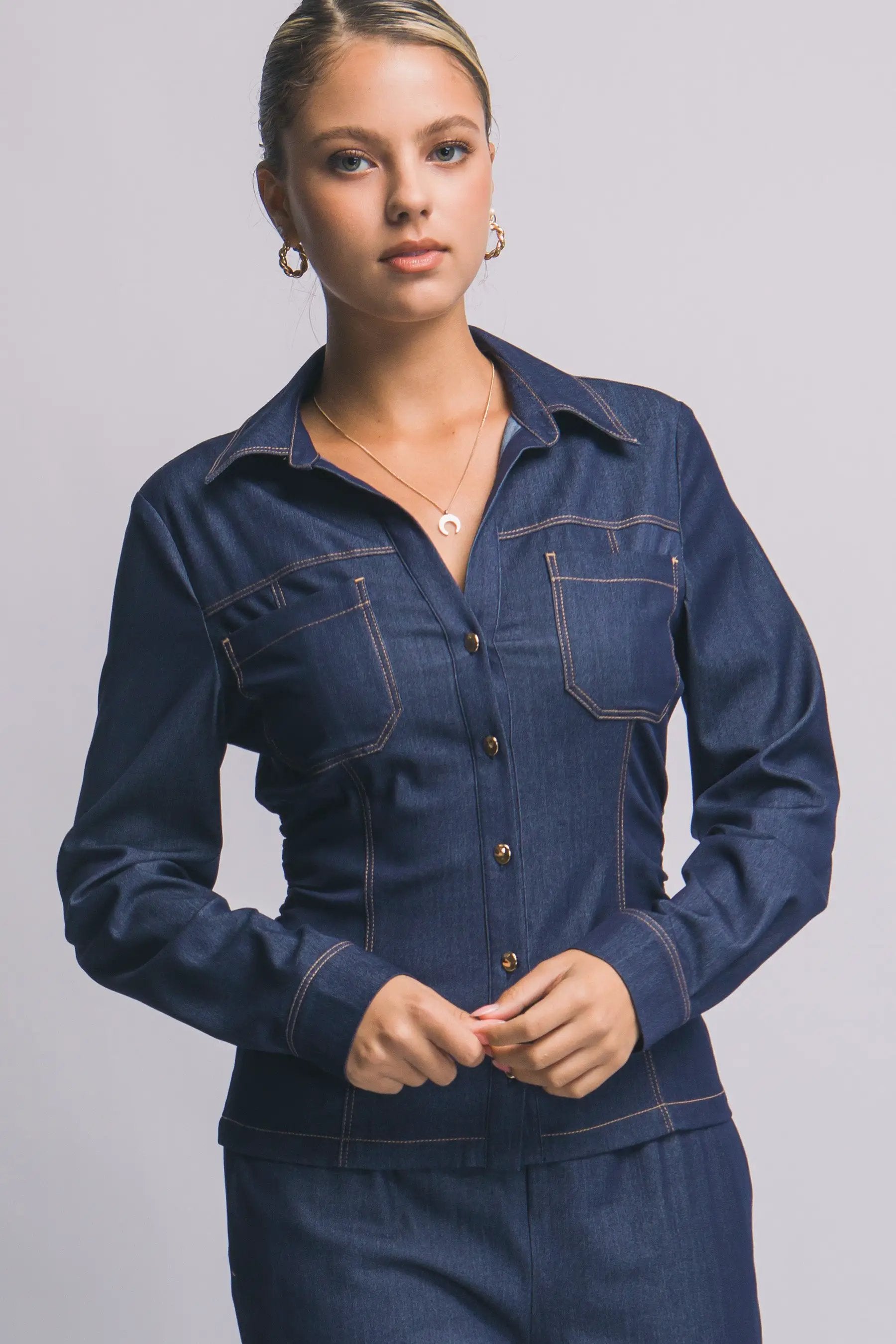 Camisa Blusa Tipo Mezclilla de Dama Ajustada con Cuello en V y Botones Dorados by LOVE TREE