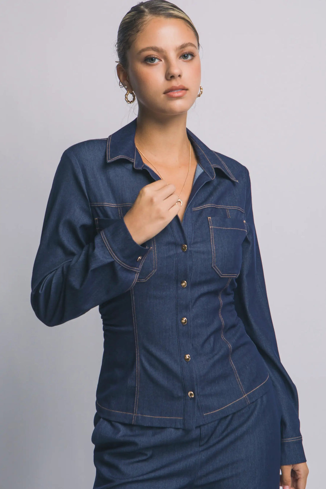 Camisa Blusa Tipo Mezclilla de Dama Ajustada con Cuello en V y Botones Dorados by LOVE TREE