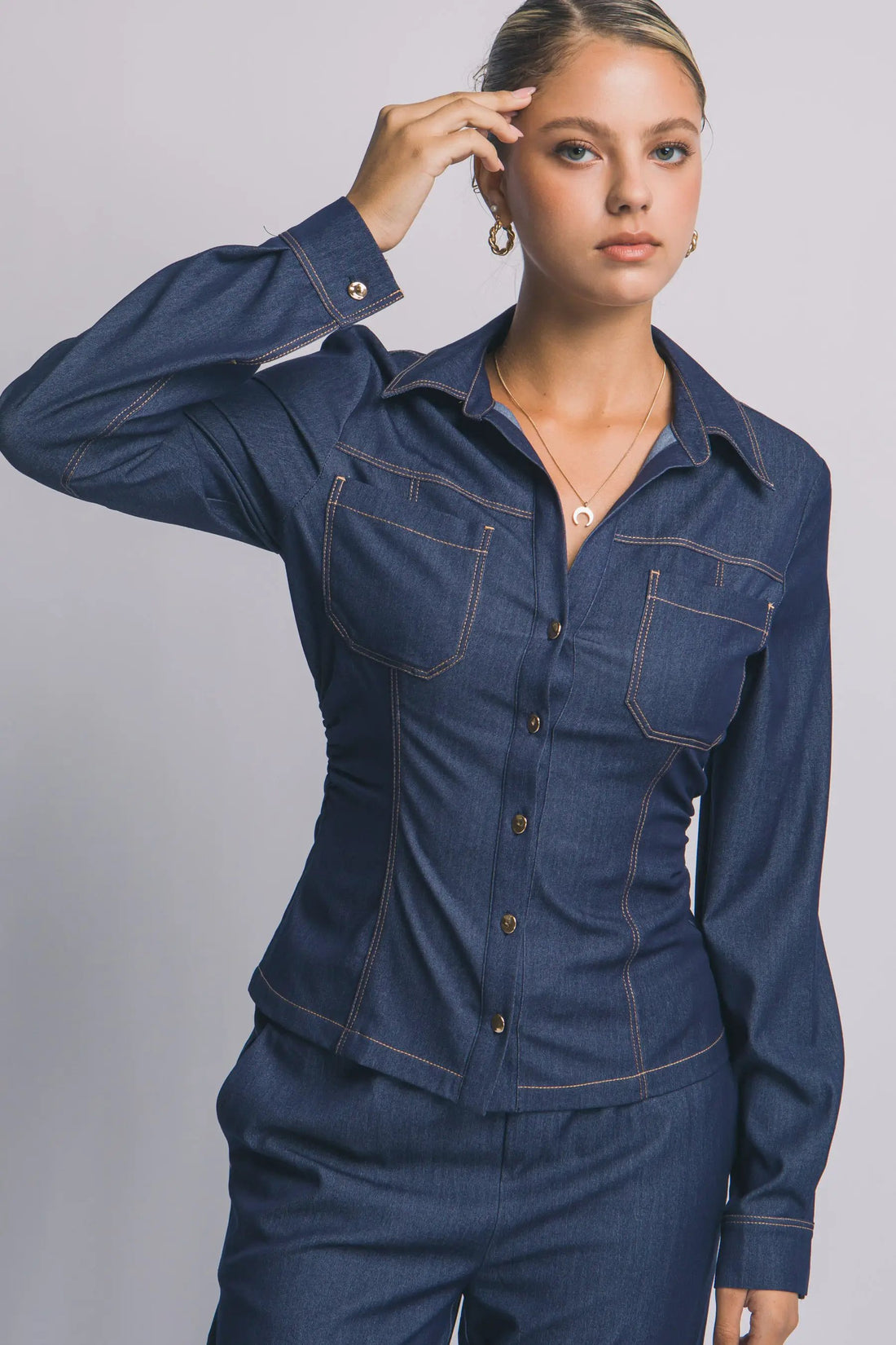 Camisa Blusa Tipo Mezclilla de Dama Ajustada con Cuello en V y Botones Dorados by LOVE TREE
