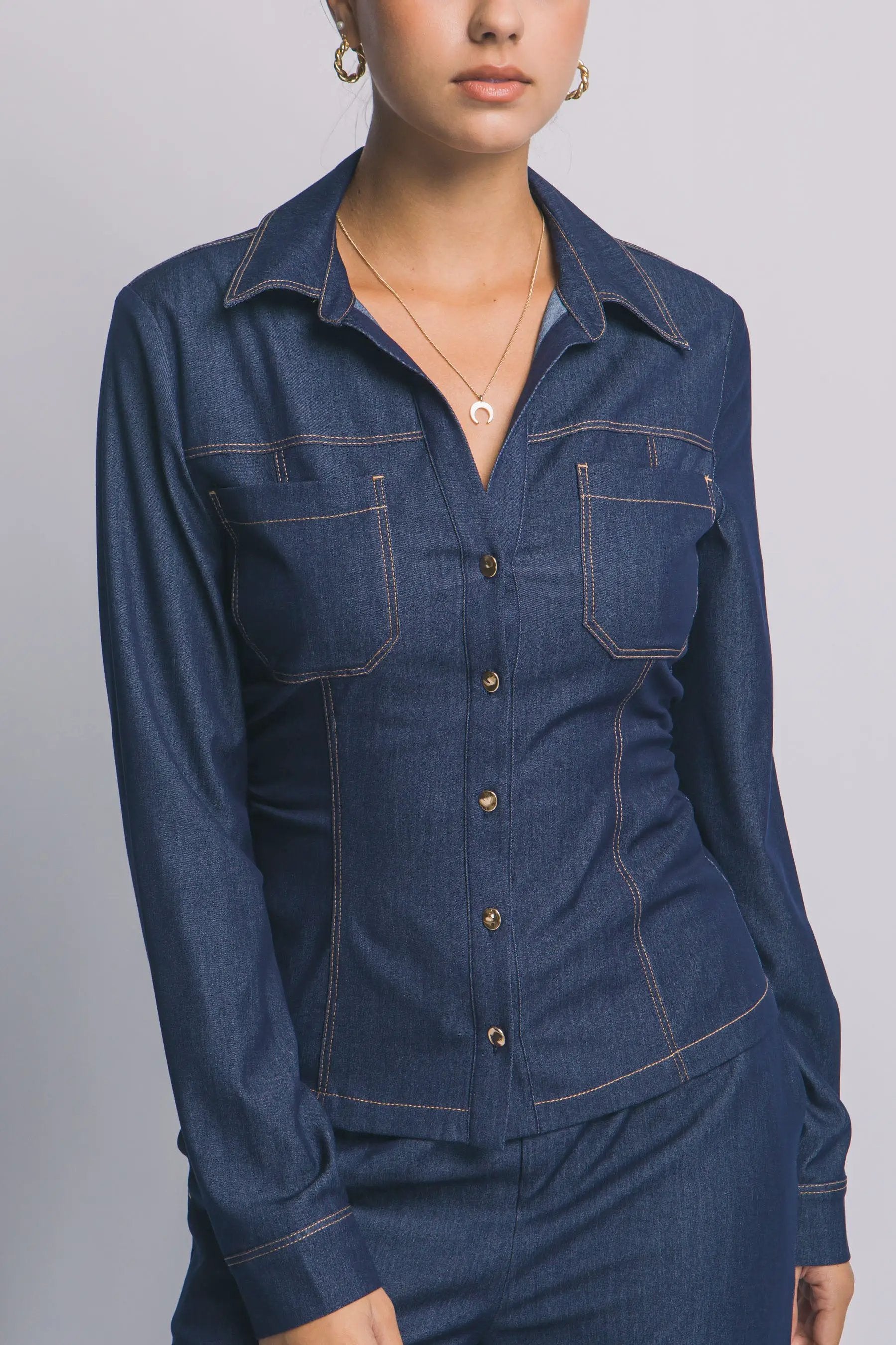 Camisa Blusa Tipo Mezclilla de Dama Ajustada con Cuello en V y Botones Dorados by LOVE TREE