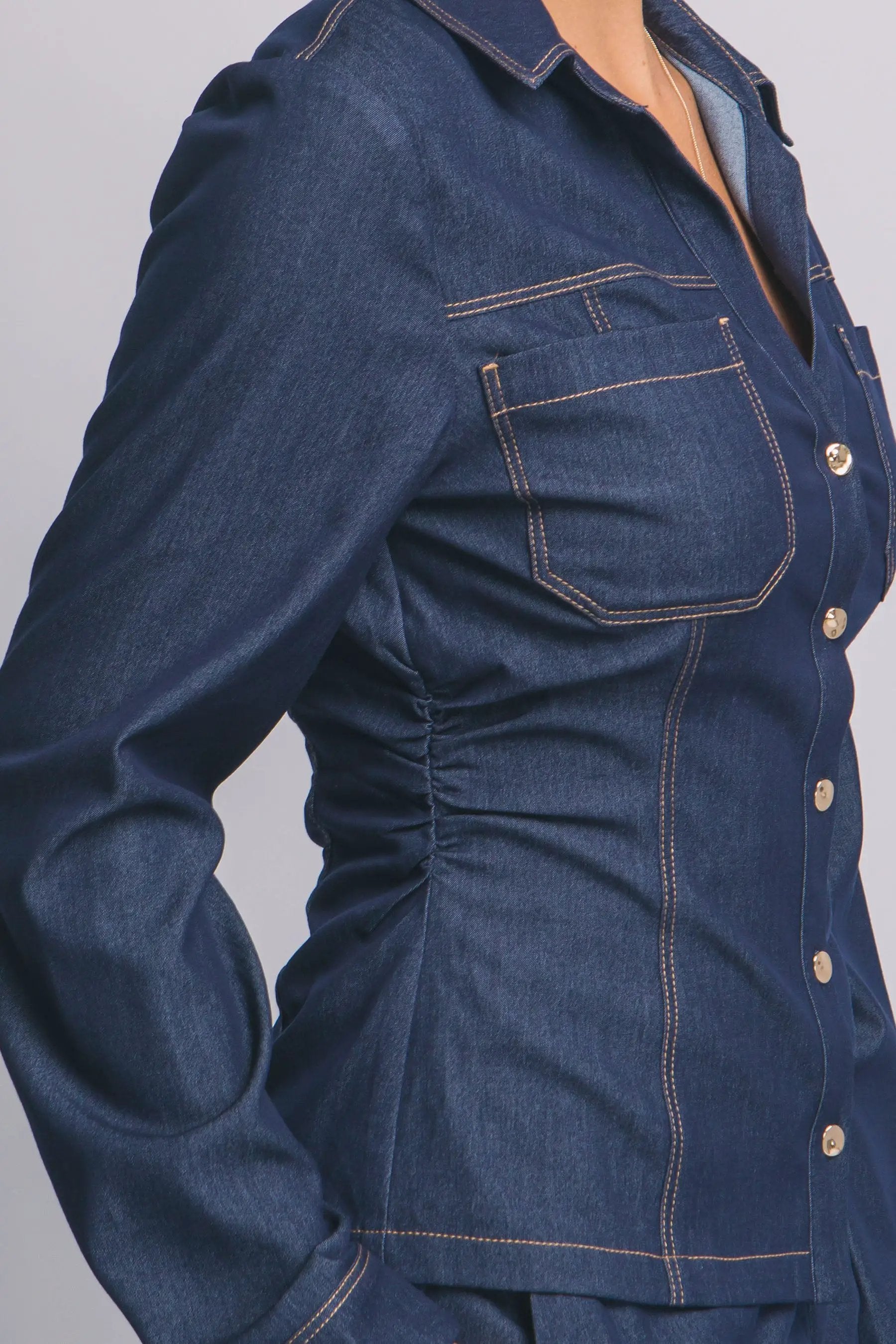 Camisa Blusa Tipo Mezclilla de Dama Ajustada con Cuello en V y Botones Dorados by LOVE TREE