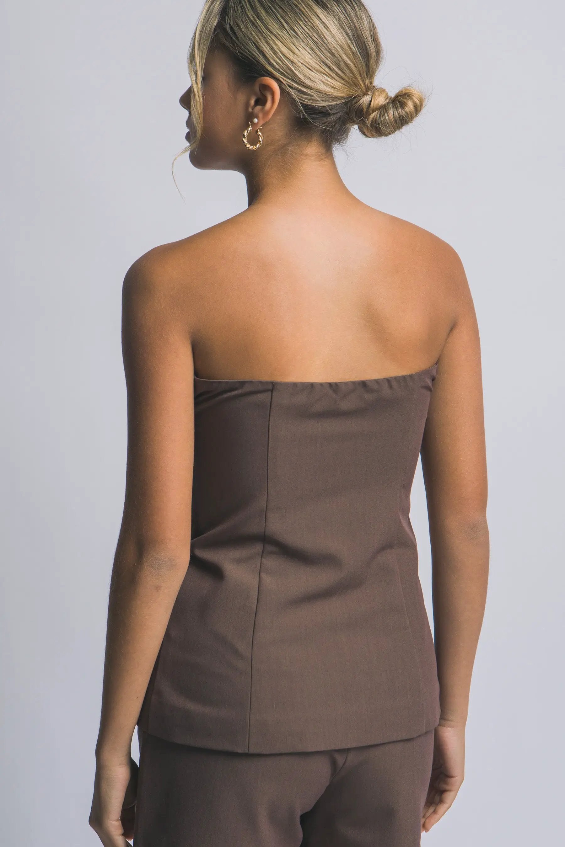 Top Blusa Cafe Sin Tirantes con Botones Dorados by LOVE TREE