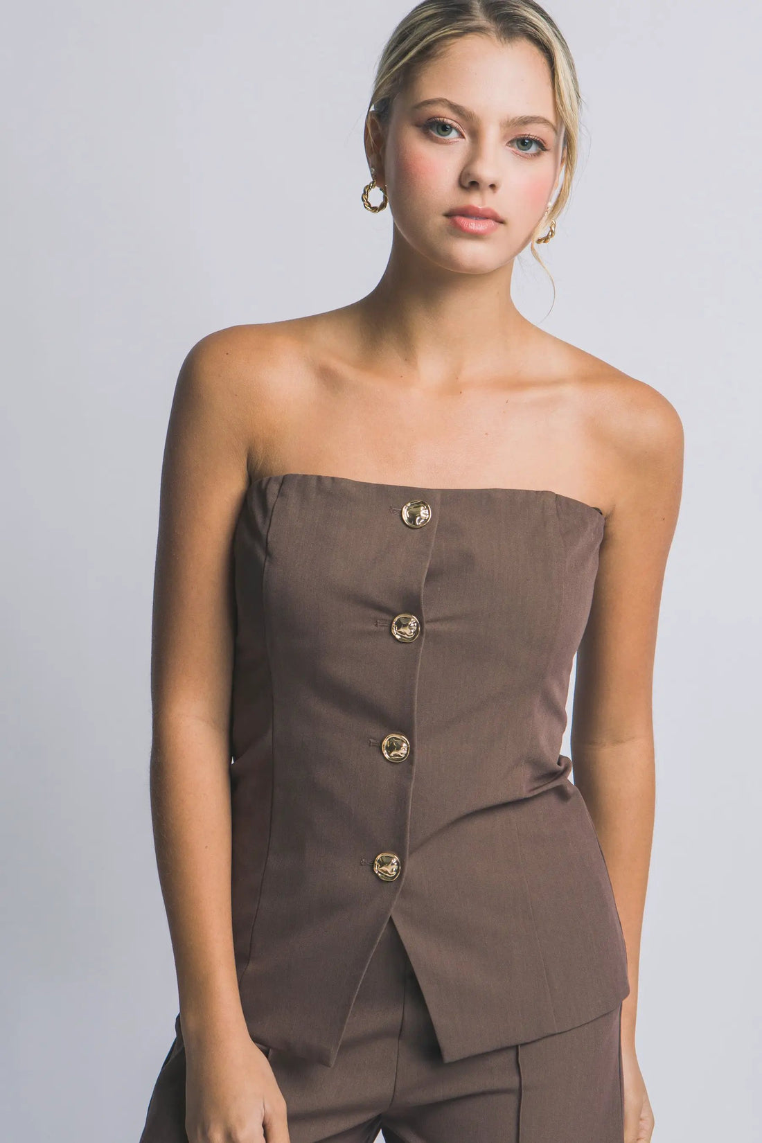 Top Blusa Cafe Sin Tirantes con Botones Dorados by LOVE TREE
