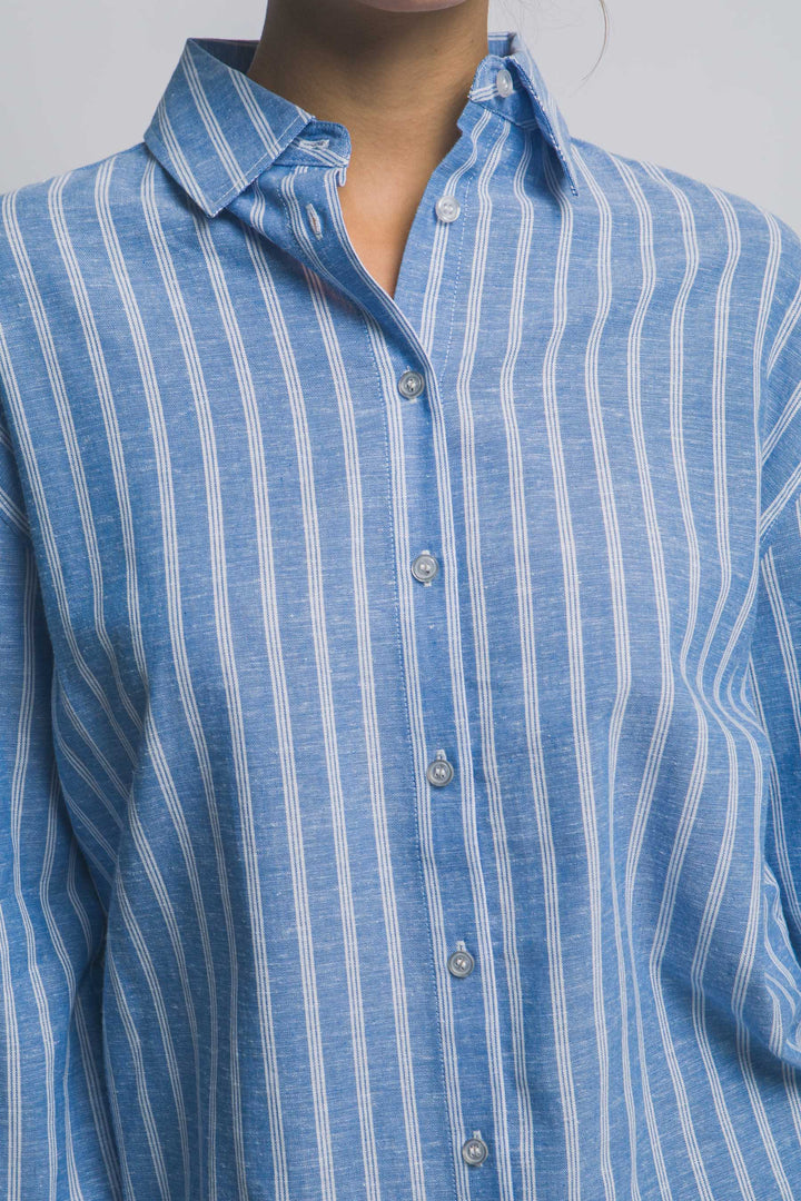 Camisa Oversized a Rayas Azules – Estilo Casual Chic en Algodón y Lino