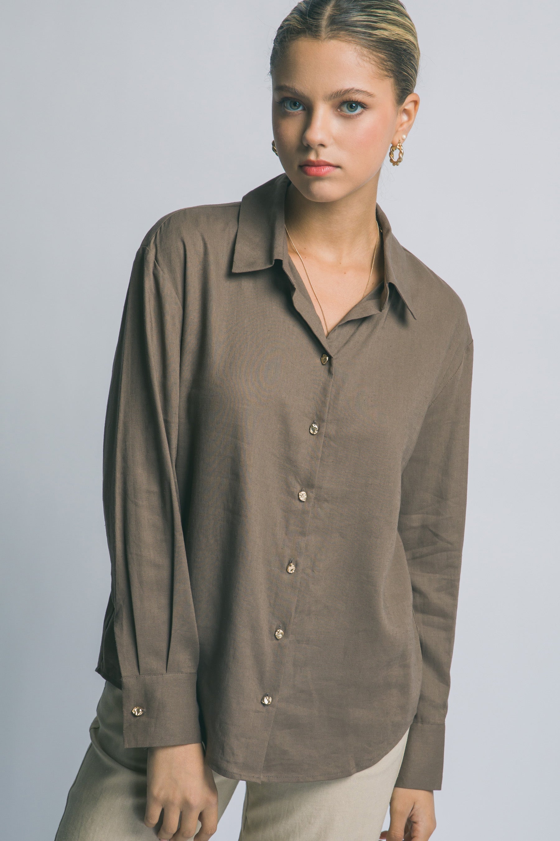 Camisa de Lino Oversized con Botones Dorados – Elegancia Relajada y Atemporal