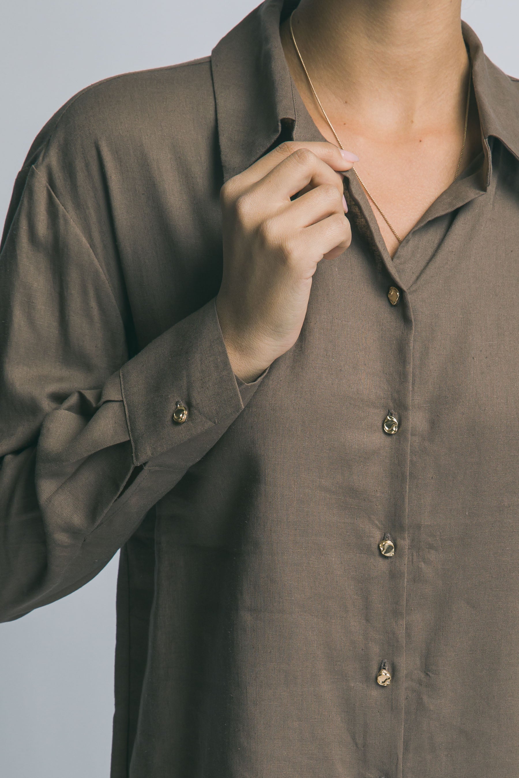 Camisa de Lino Oversized con Botones Dorados – Elegancia Relajada y Atemporal