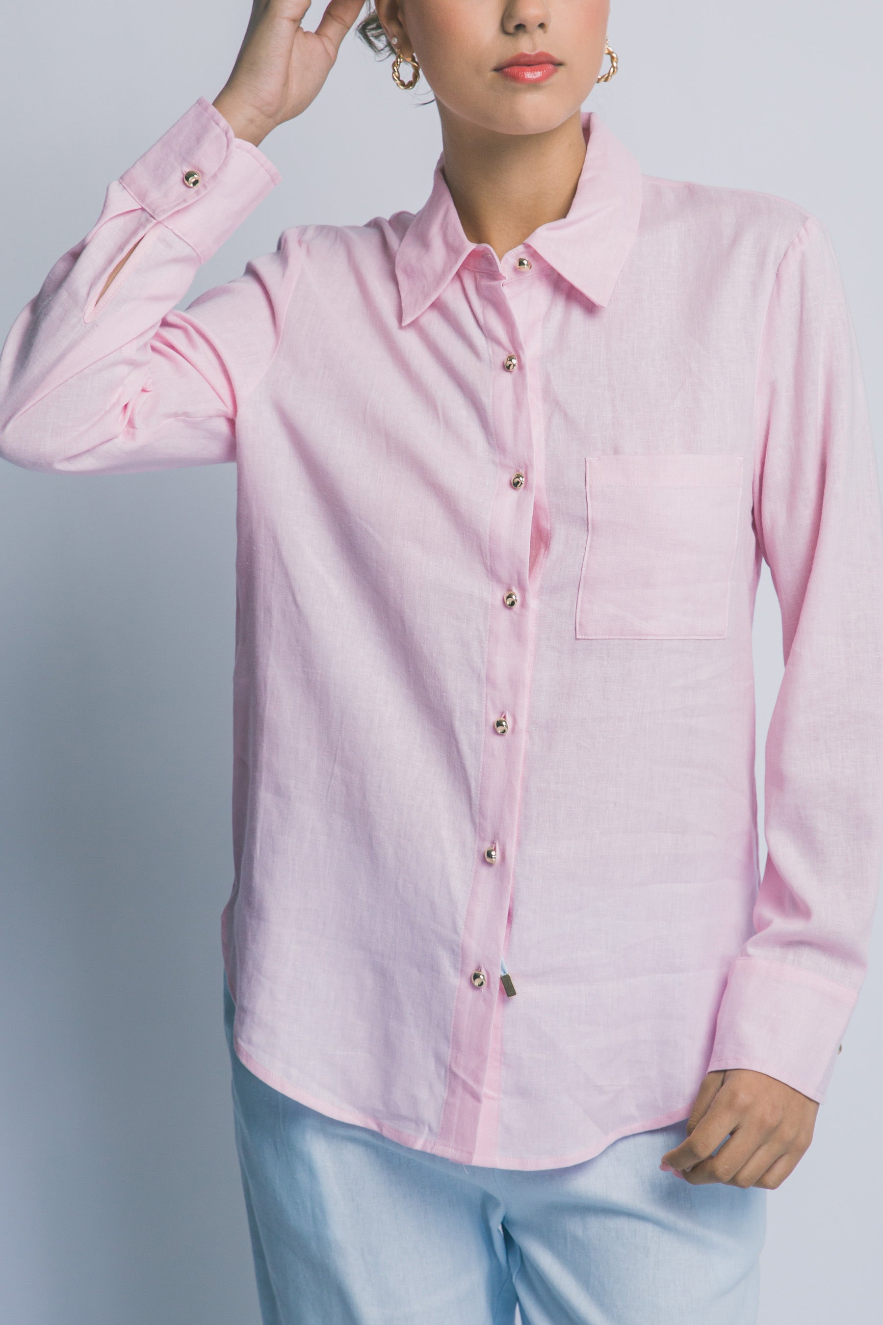 Blusa Rosa de Lino y Viscosa: Elegancia Relajada con Botones Dorados