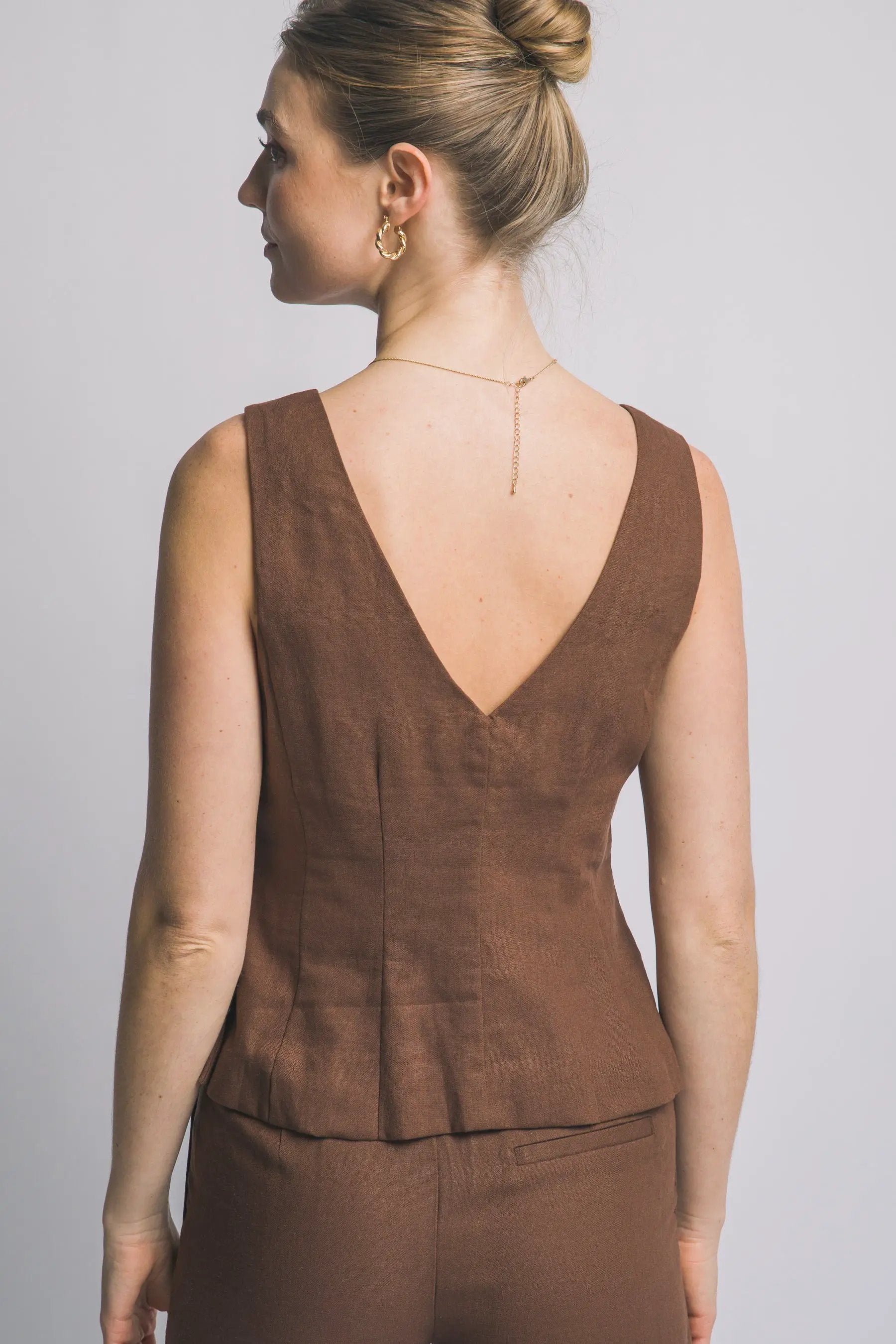 Chaleco de Lino con Escote en V - Elegancia Estival Artesanal