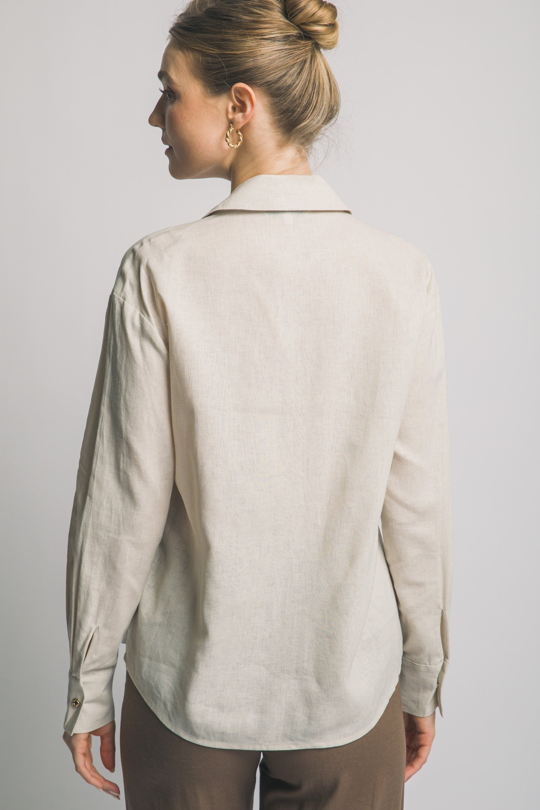 Camisa de Lino Oversized con Botones Dorados – Elegancia Relajada y Atemporal