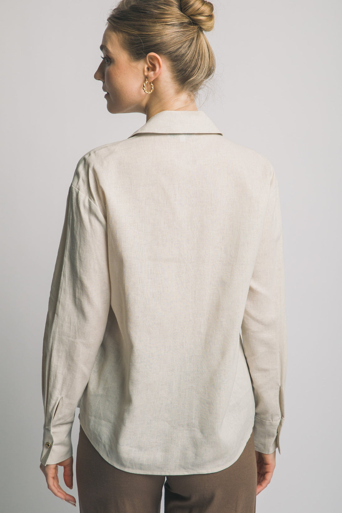 Camisa de Lino Oversized con Botones Dorados – Elegancia Relajada y Atemporal