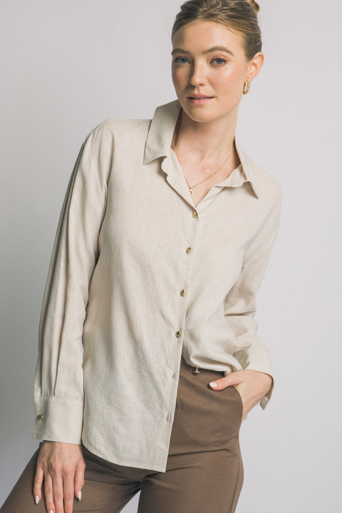Camisa de Lino Oversized con Botones Dorados – Elegancia Relajada y Atemporal
