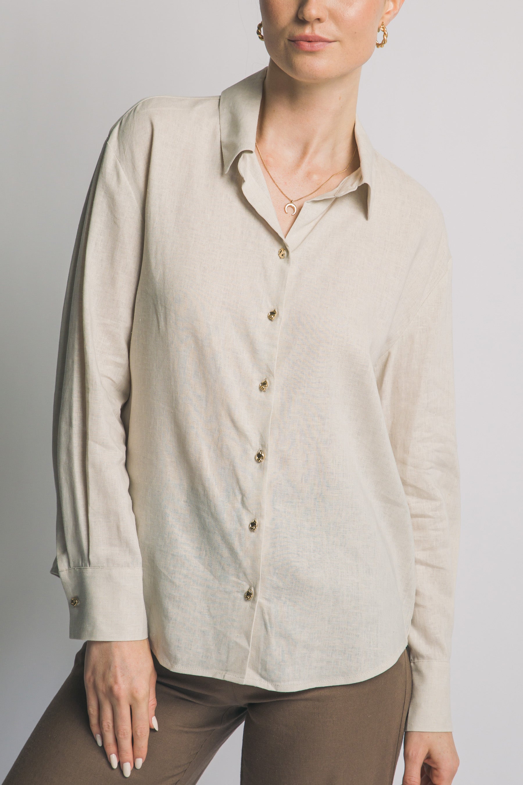 Camisa de Lino Oversized con Botones Dorados – Elegancia Relajada y Atemporal