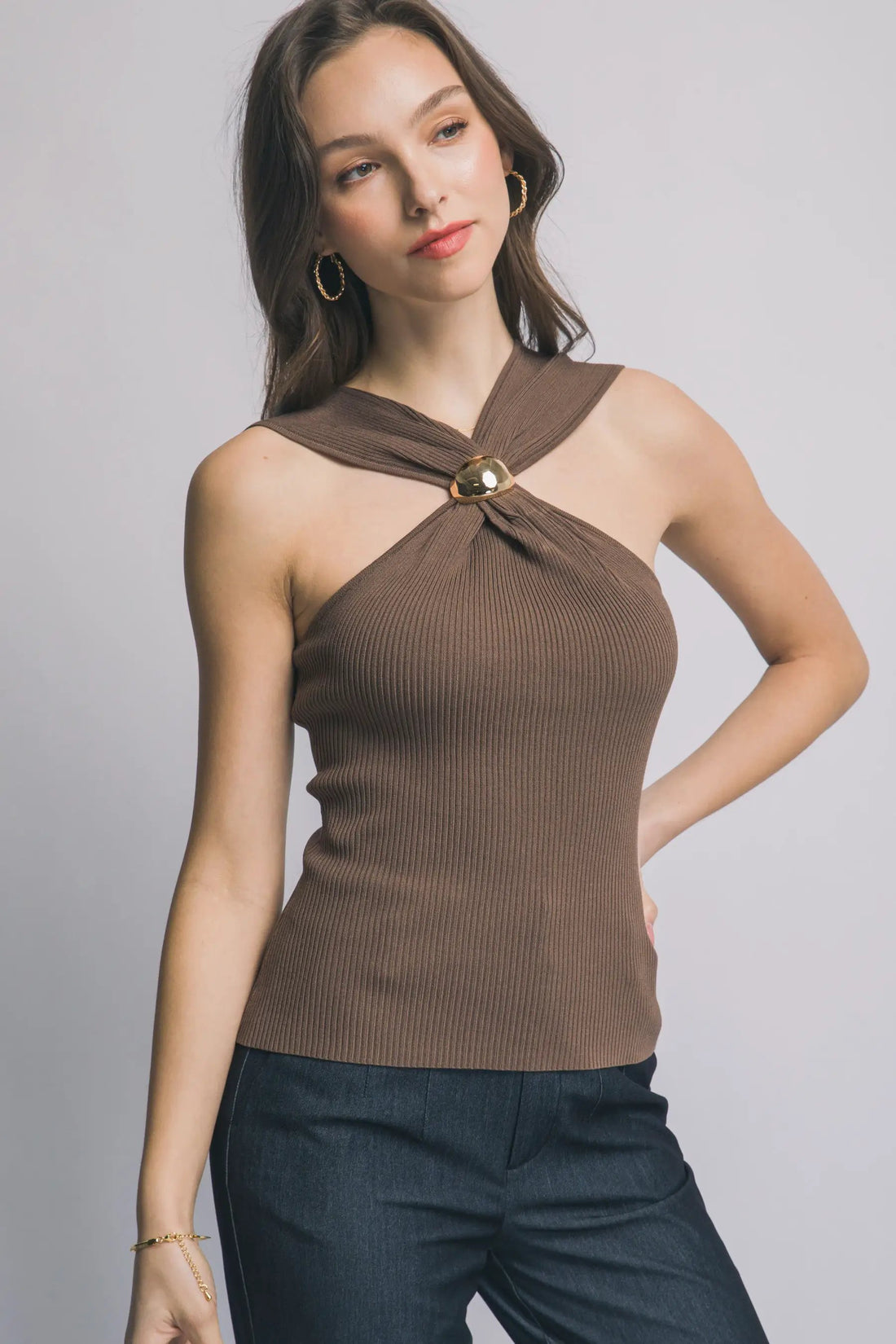Blusa de Dama con Cuello V y Detalle Dorado Negro by LOVE TREE