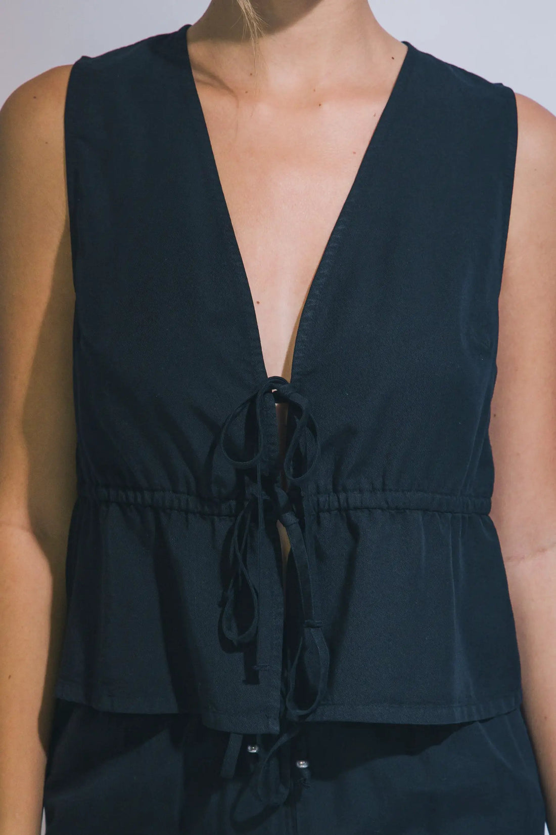 Blusa Peplum con Lazada Frontal de Tencel - Estilo y Confort para Mujer by LOVE TREE