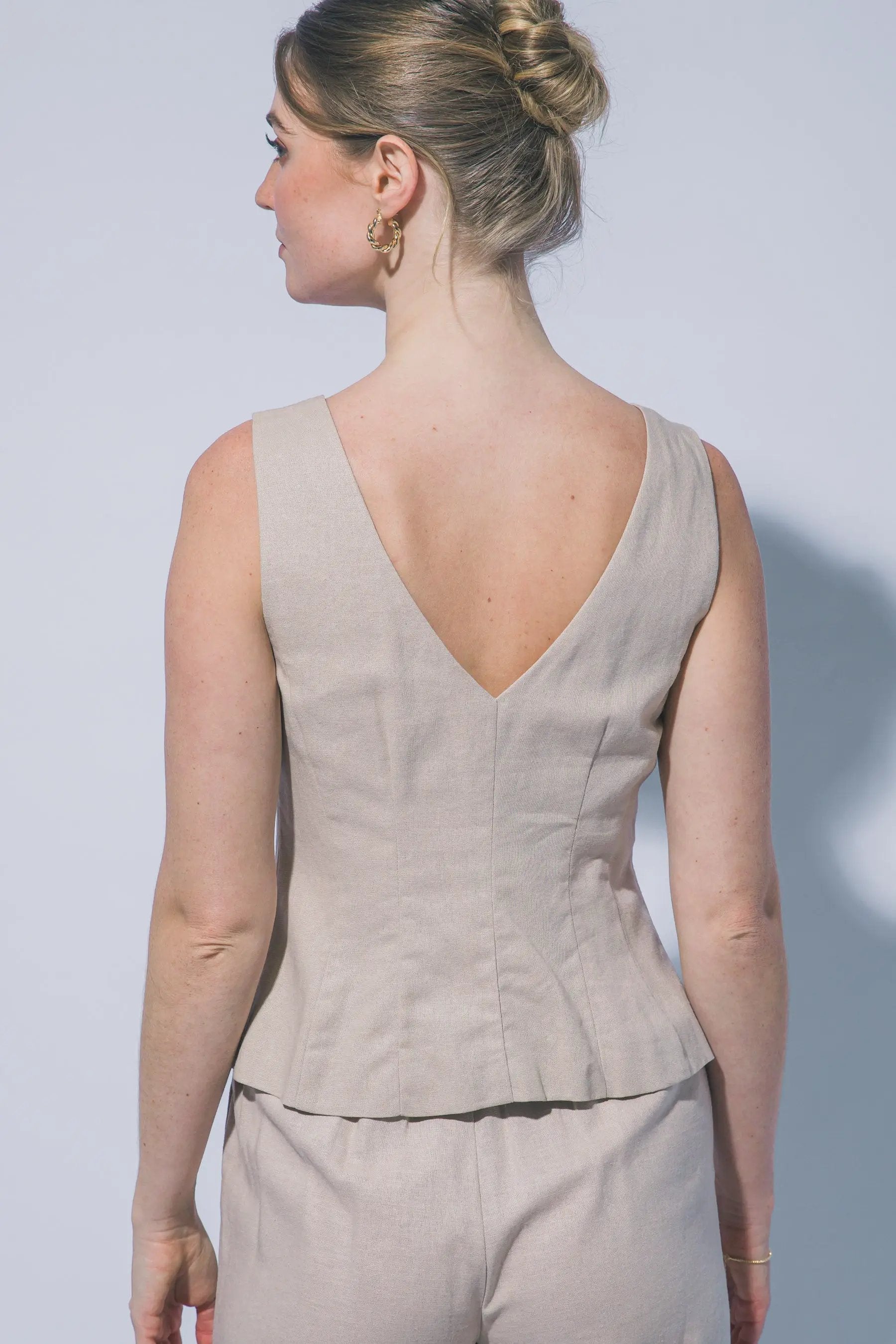 Chaleco de Lino con Escote en V - Elegancia Estival Artesanal