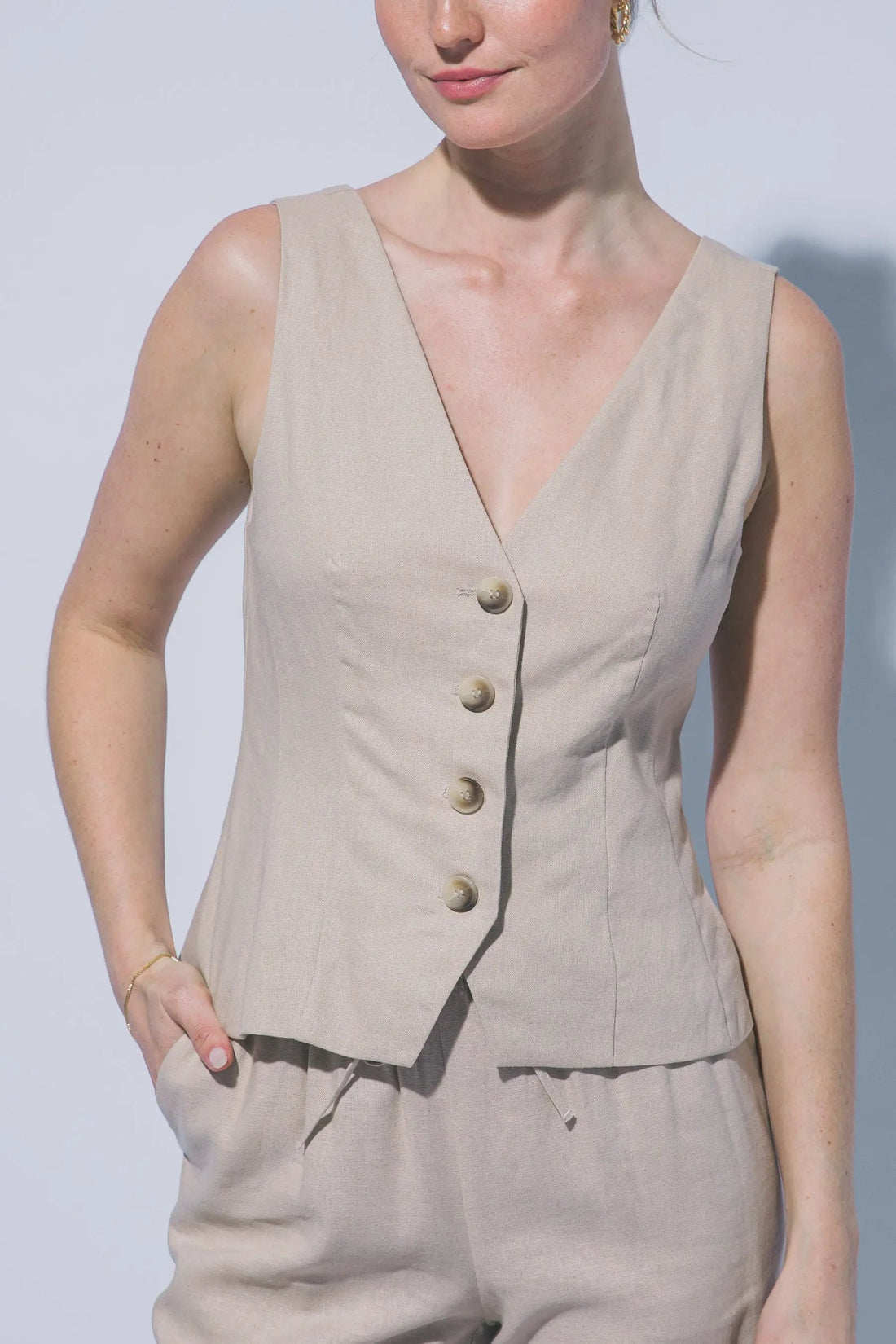 Chaleco de Lino con Escote en V - Elegancia Estival Artesanal