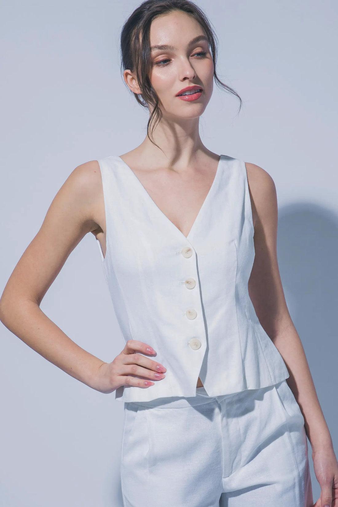 Chaleco de Lino con Escote en V - Elegancia Estival Artesanal