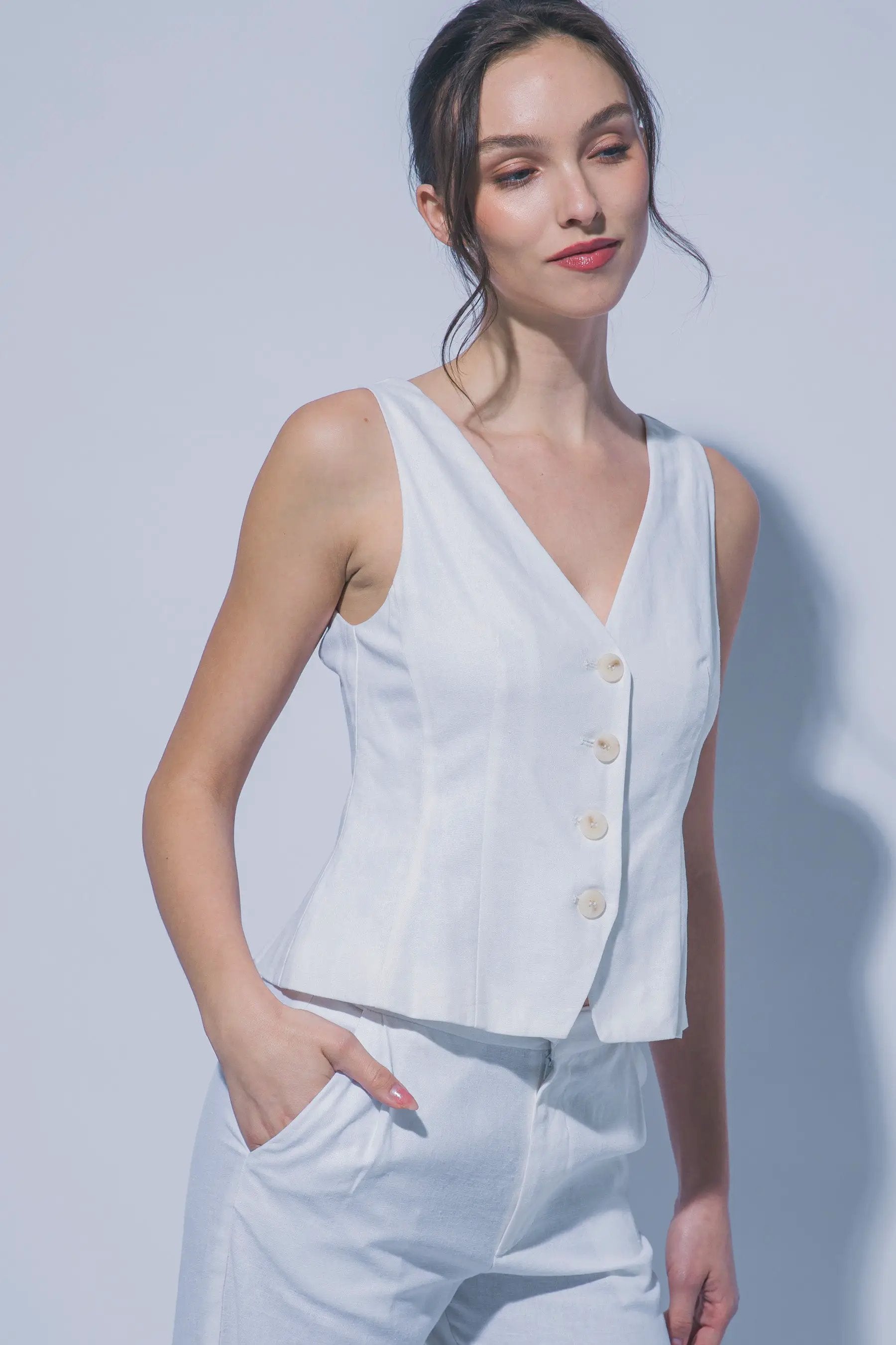Chaleco de Lino con Escote en V - Elegancia Estival Artesanal