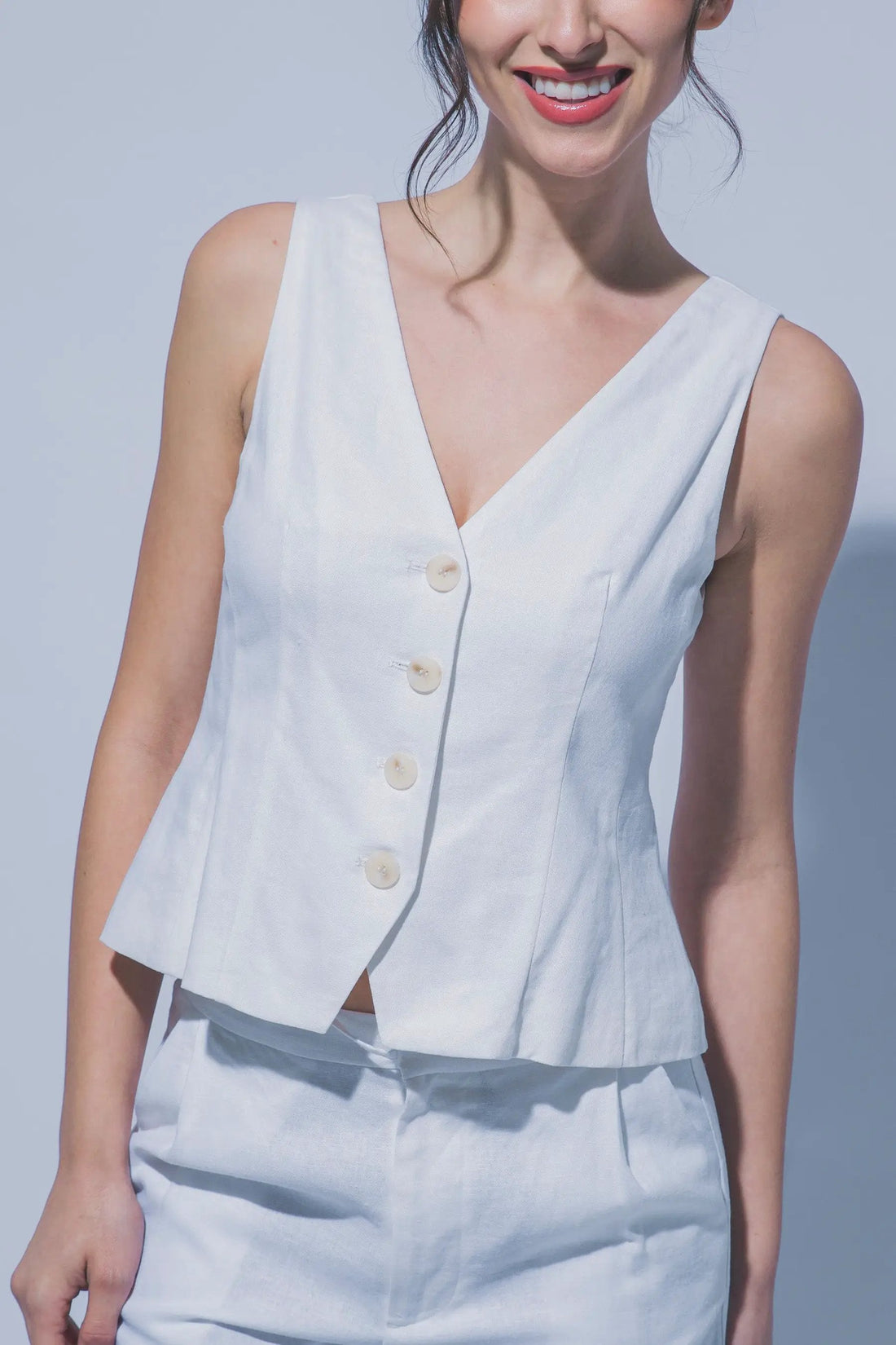 Chaleco de Lino con Escote en V - Elegancia Estival Artesanal