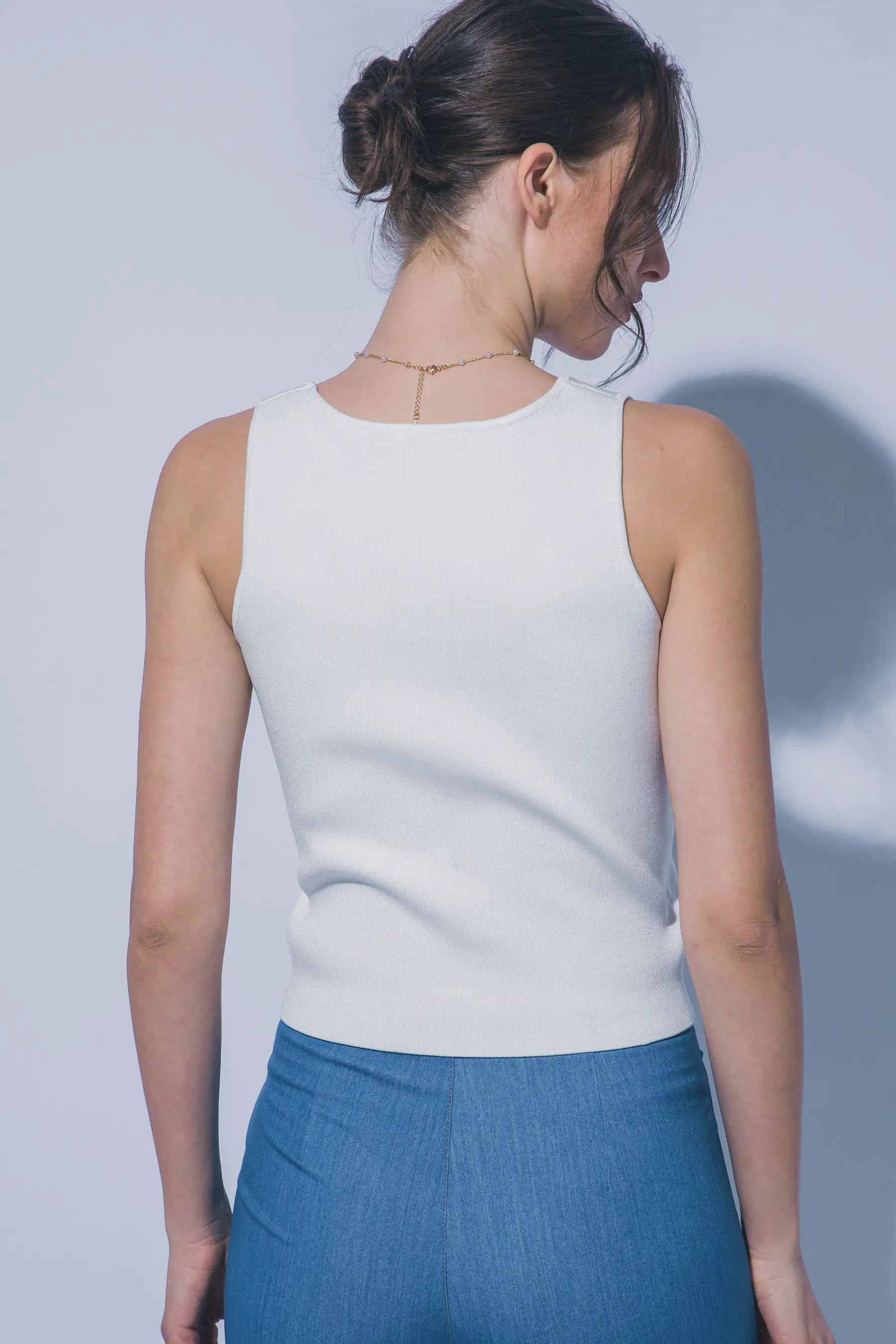Chaleco de Punto Blanco con Botones Dorados - Estilo Boutique Elegante