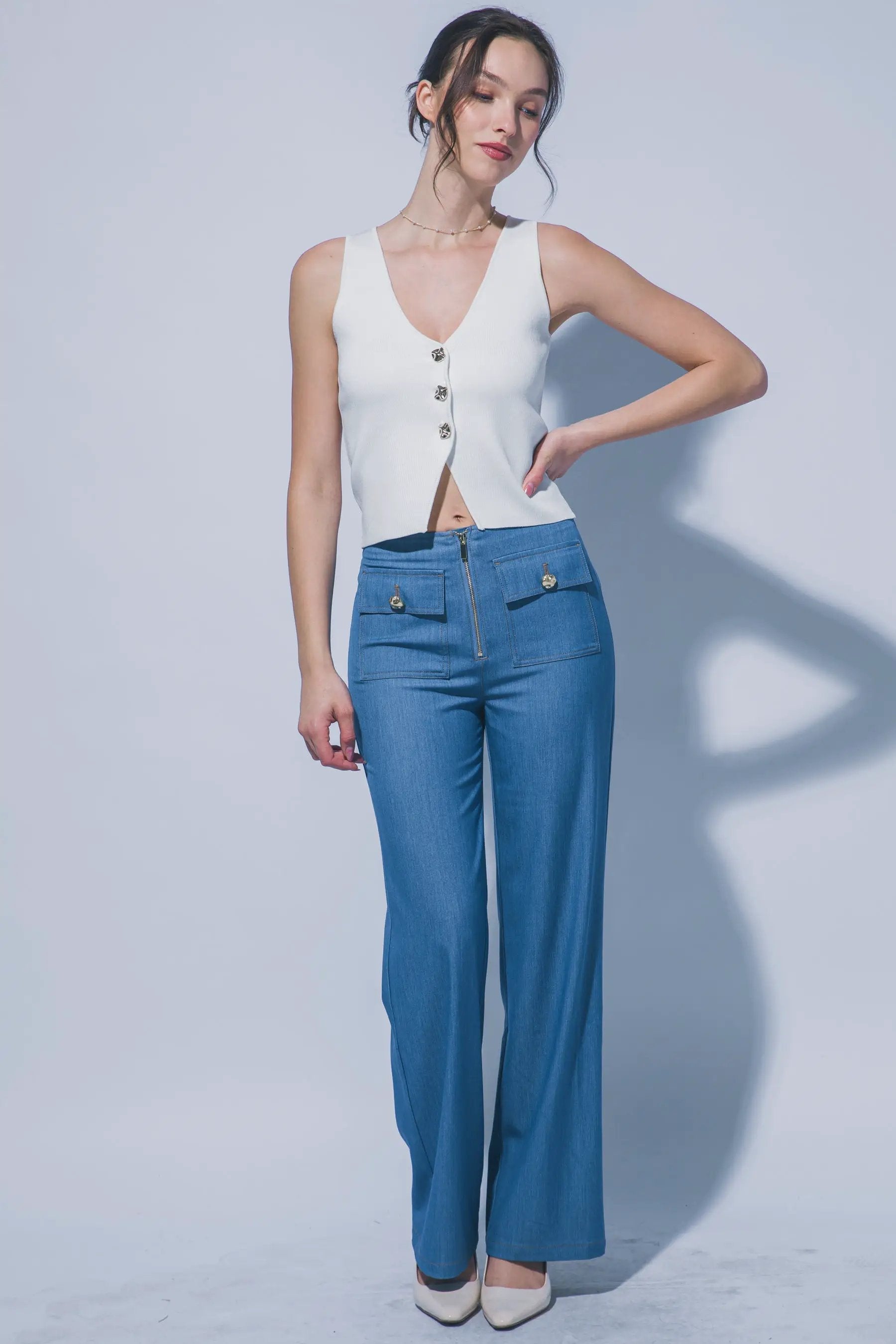 Chaleco de Punto Blanco con Botones Dorados - Estilo Boutique Elegante