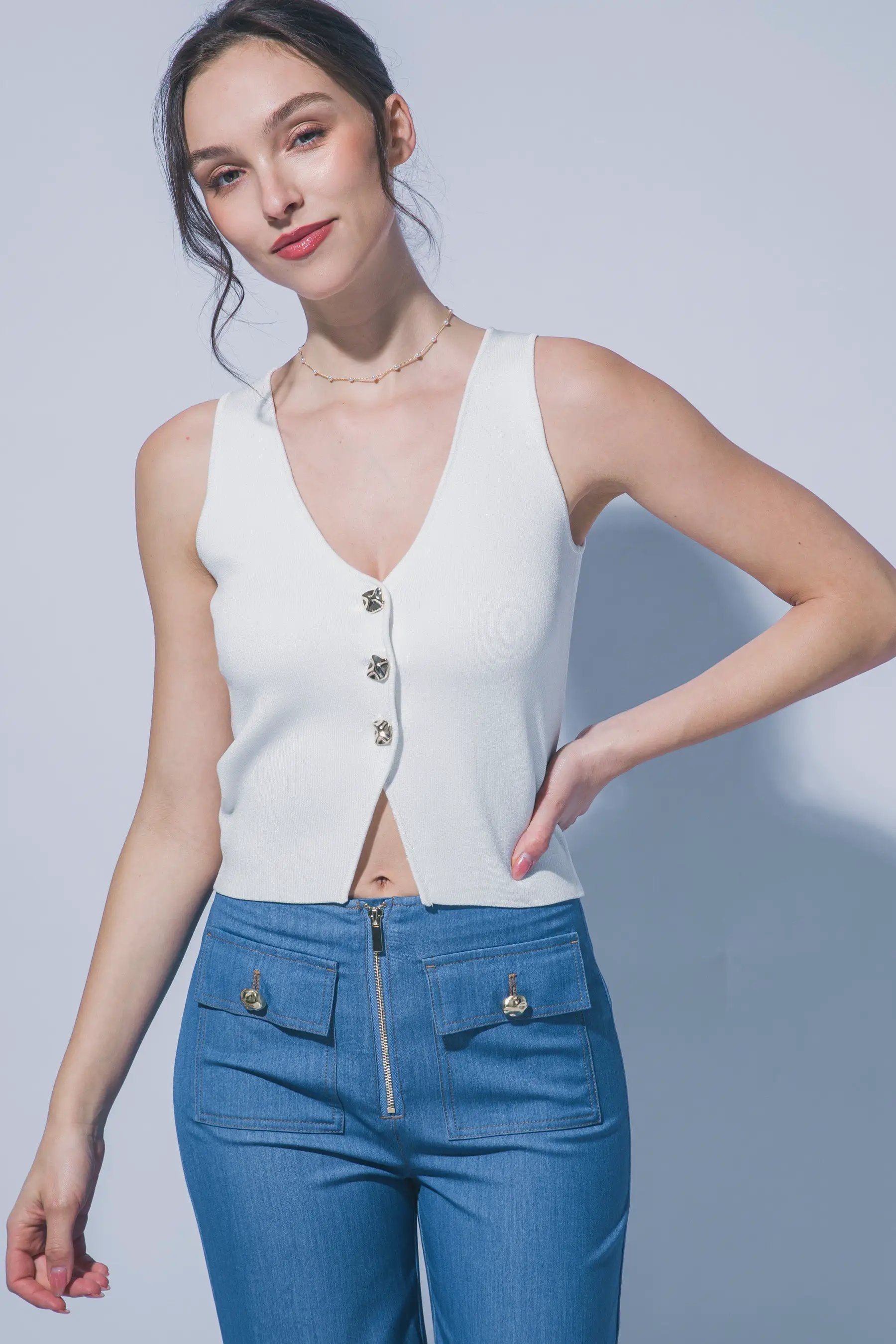 Chaleco de Punto Blanco con Botones Dorados - Estilo Boutique Elegante