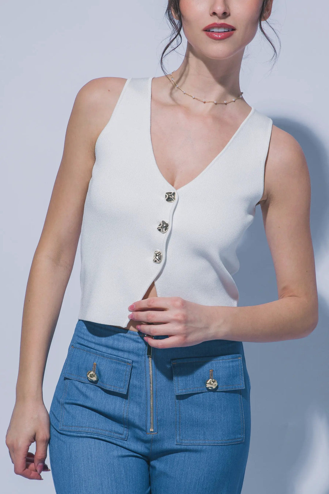 Chaleco de Punto Blanco con Botones Dorados - Estilo Boutique Elegante