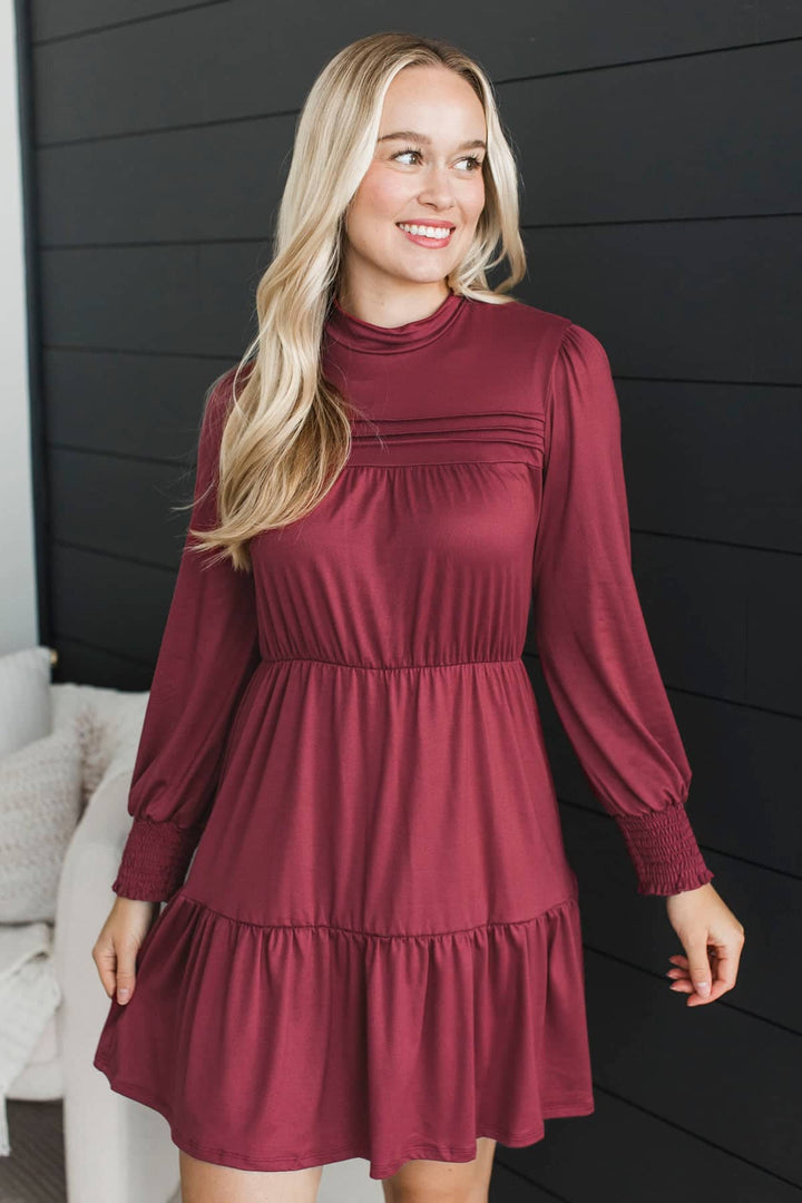 Vestido Largo Borgoña con Volantes y Detalle de Capas - Estilo Boutique