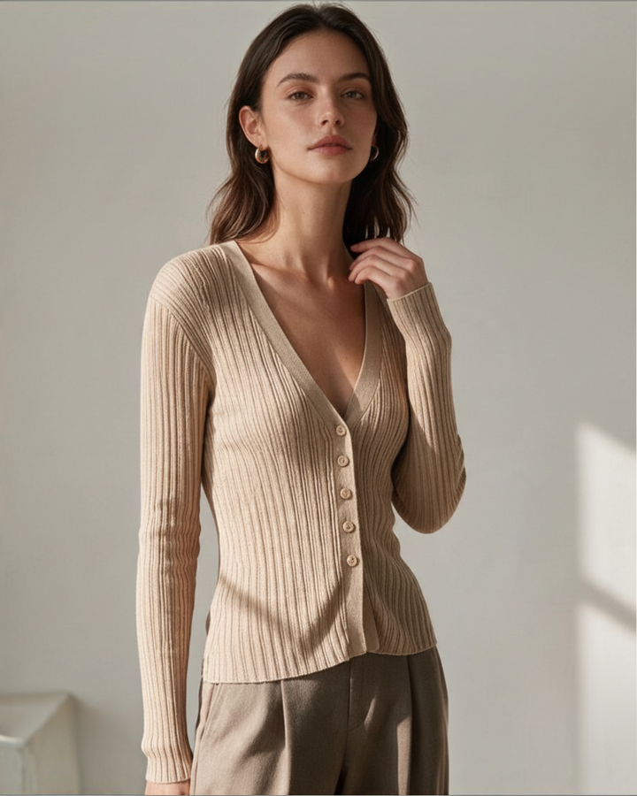 Modelo vistiendo cárdigan Yanet Collective de punto acanalado beige con escote en V y botones frontales