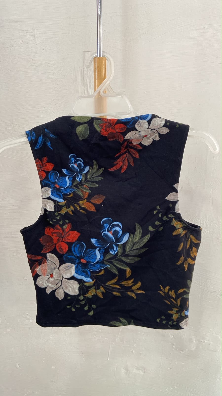 Top Corto Floral Negro con Estampado Vibrante - Estilo Boutique