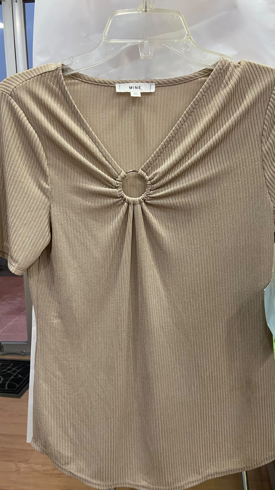 Top Beige de Manga Corta con Detalle de Aro Central
