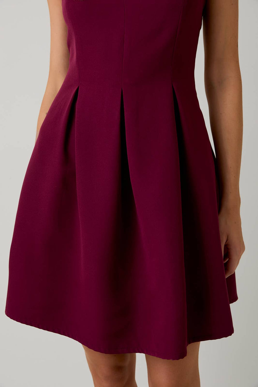 Vestido Mini Burgundy con Tirantes Finos y Plisado Boutique