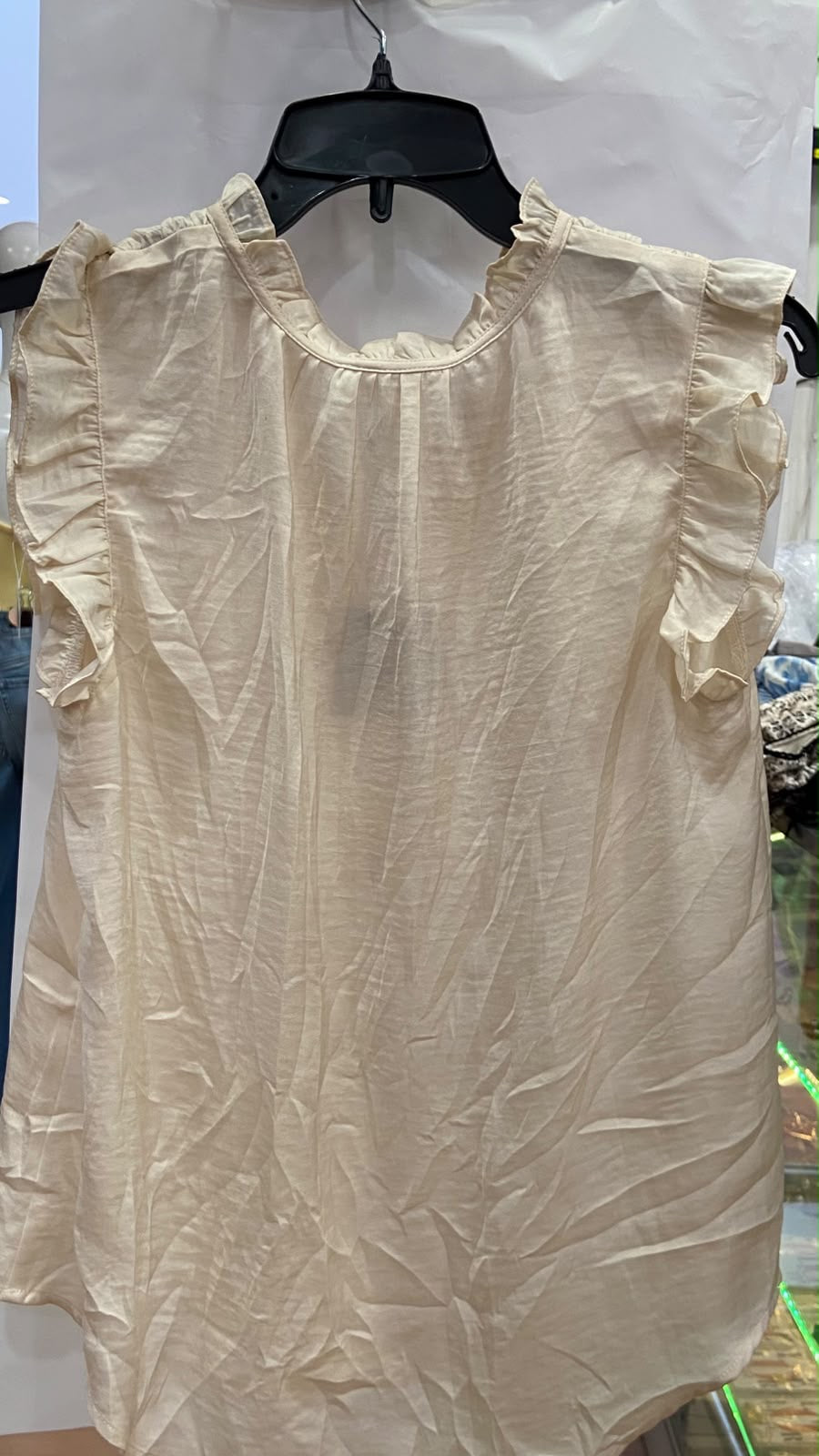 Blusa Crema de Manga Corta con Volantes y Detalle de Fruncido