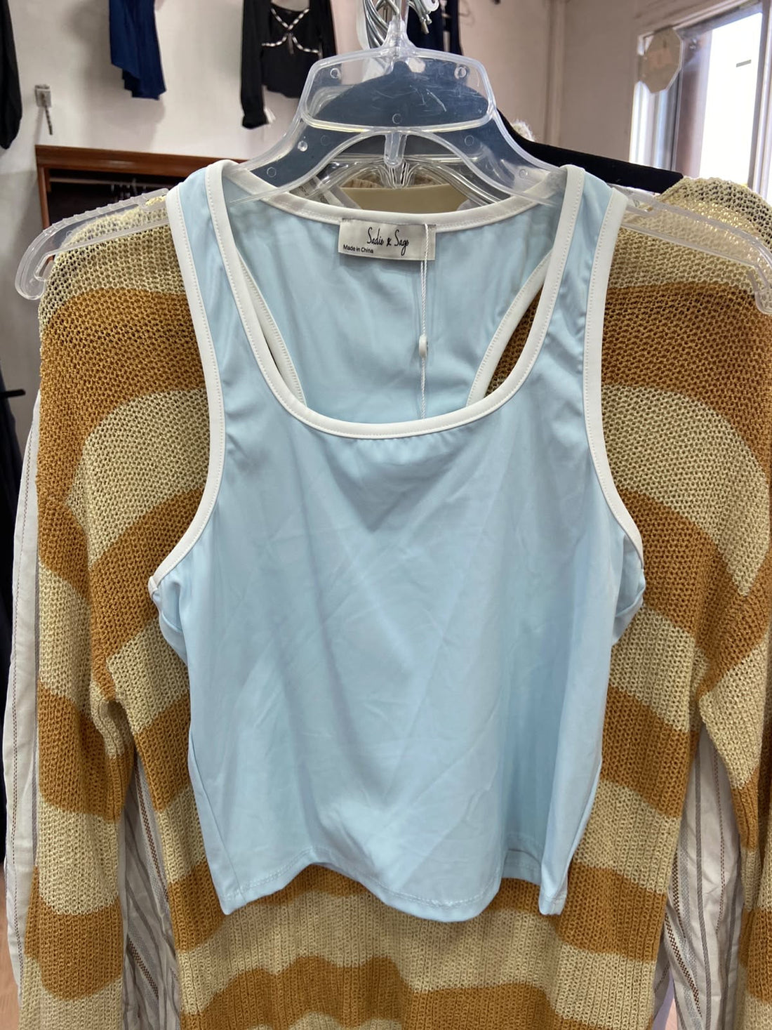 Top Corto Azul Cielo con Ribete Blanco - Estilo Boutique