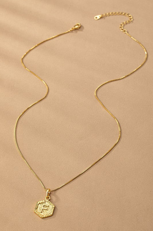 Collar con Dije de Inicial Hexagonal en Oro - Colección Boutique