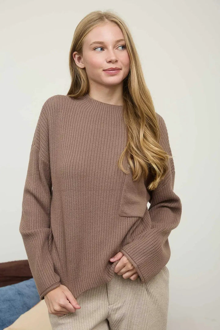 Suéter Tejido con Bolsillo y Cuello Mock Cafe by Yanet Collective