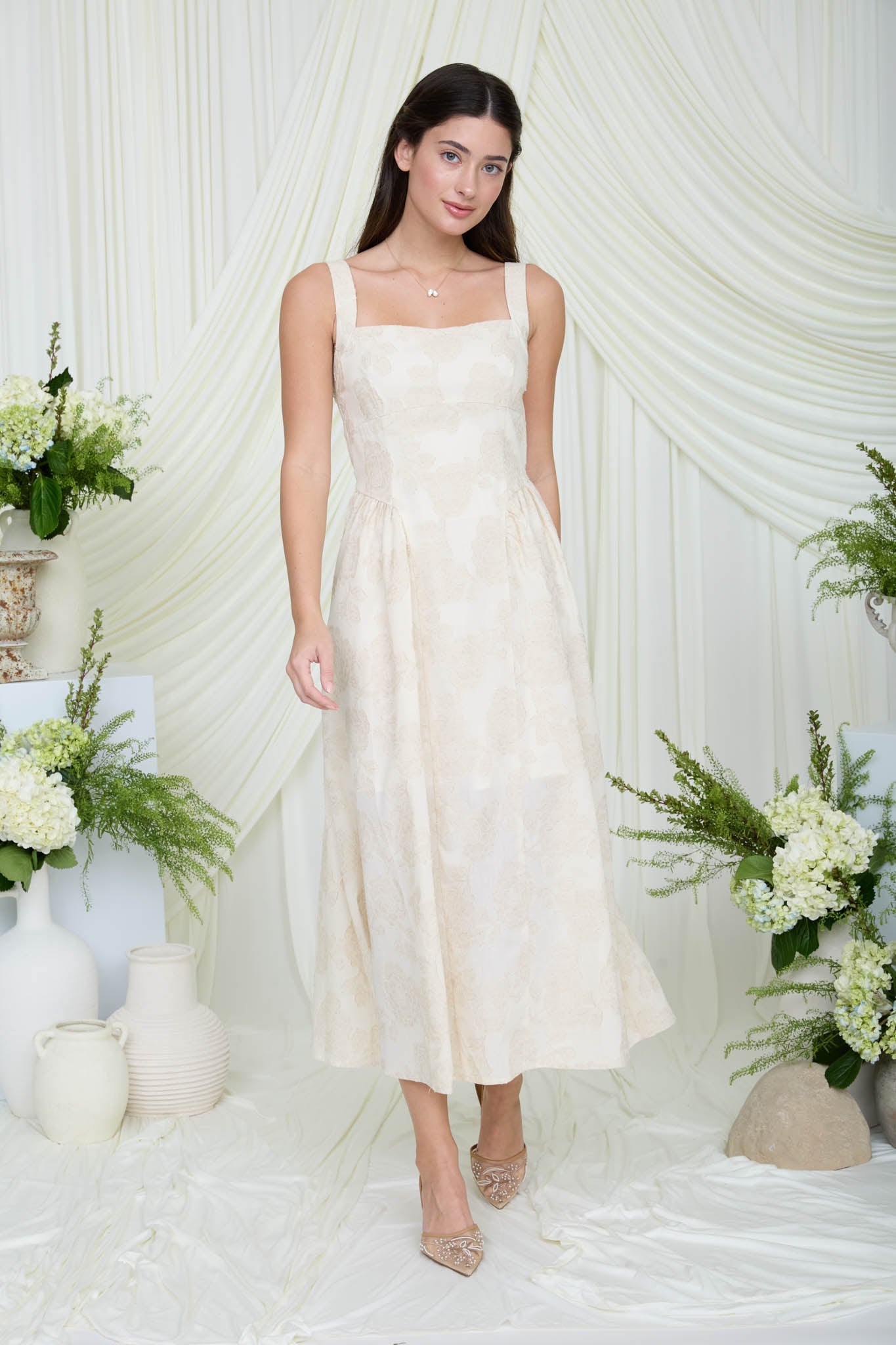 Vestido Midi Floral Jacquard: Elegancia Boutique para Eventos de Verano