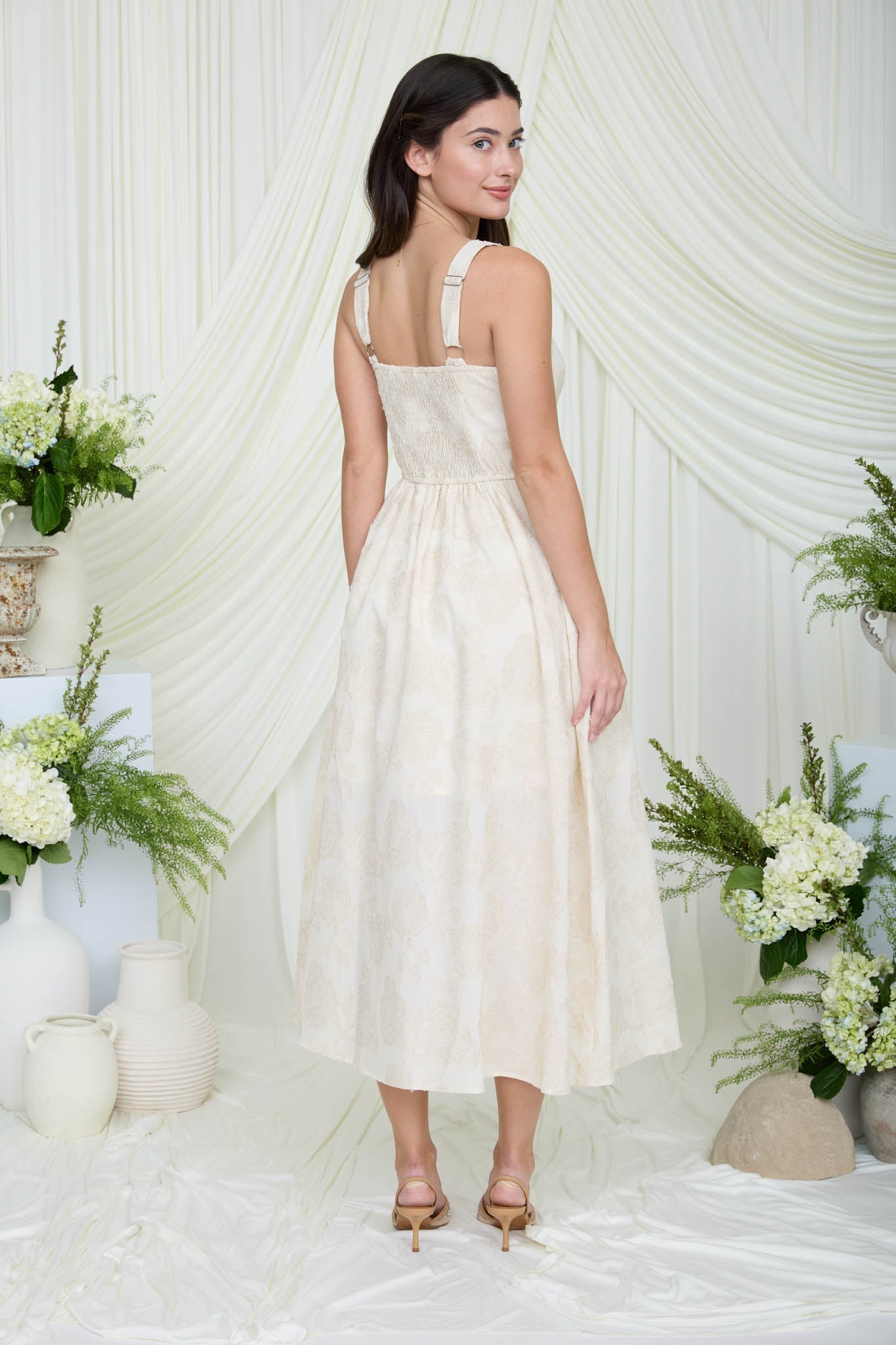 Vestido Midi Floral Jacquard: Elegancia Boutique para Eventos de Verano