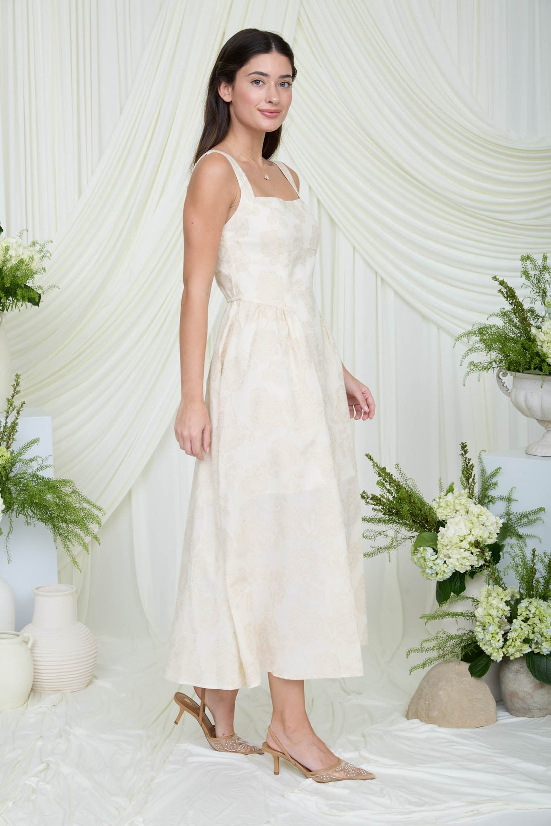 Vestido Midi Floral Jacquard: Elegancia Boutique para Eventos de Verano