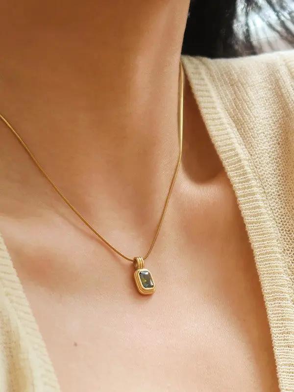 Colgante Cuadrado Negro Con Piedra Negra Y Zirconia Cúbica Baño de Oro 18K En Acero Inoxidable Edición Limitada by Yanet Collective