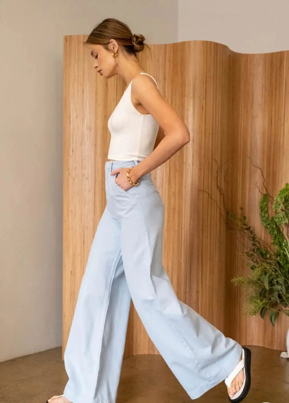 Top blanco de tirantes cuello V by Yanet Collection