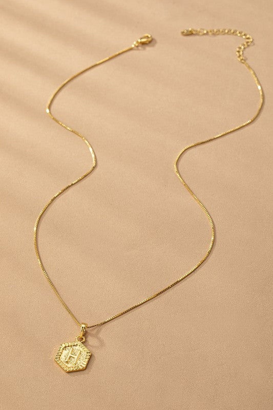 Collar con Dije de Inicial Hexagonal en Oro - Colección Boutique