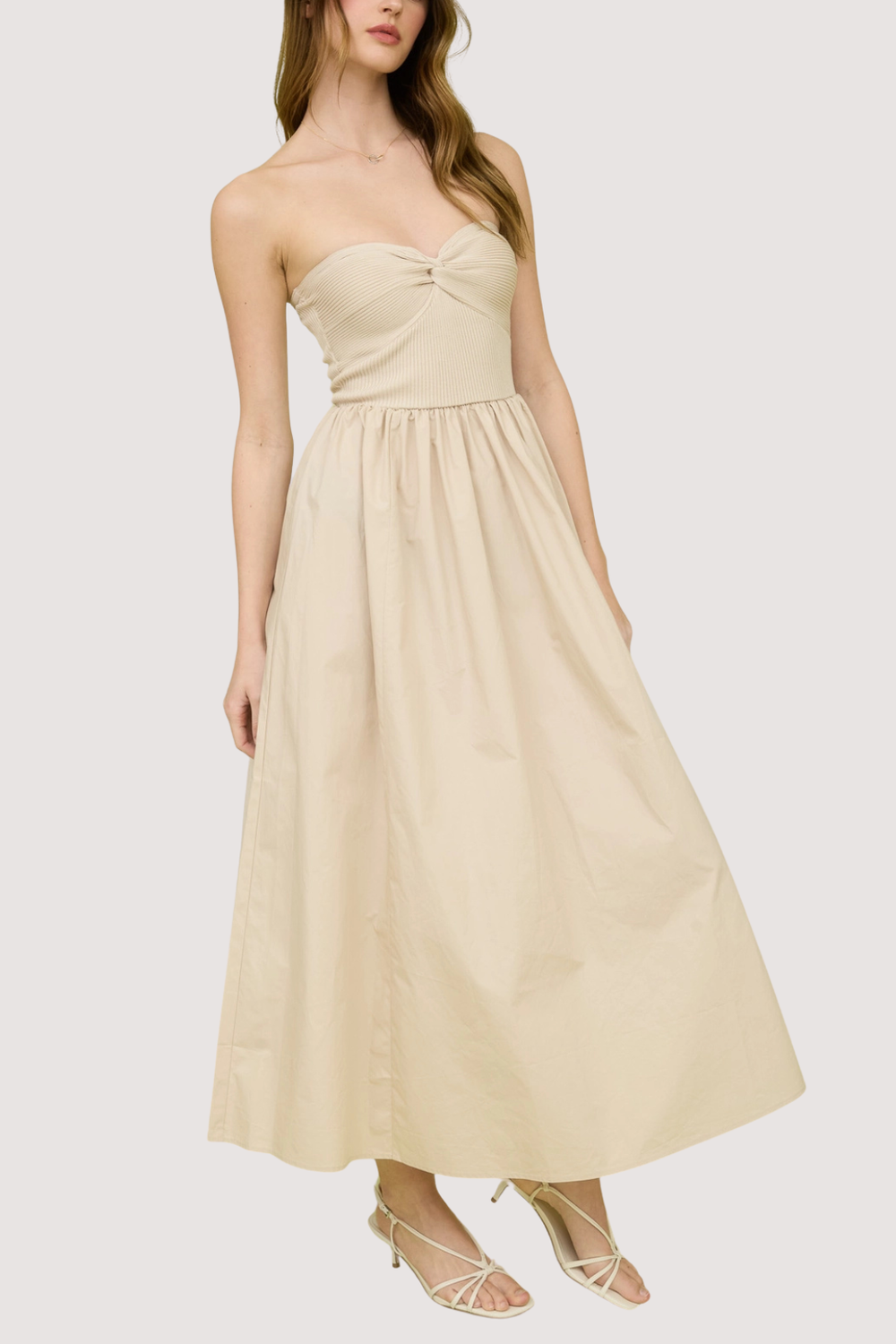 Vestido Largo con Escote Corazón Color Beige