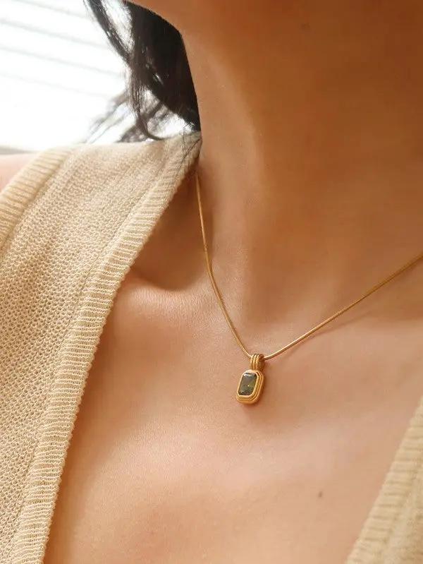 Colgante Cuadrado Negro Con Piedra Negra Y Zirconia Cúbica Baño de Oro 18K En Acero Inoxidable Edición Limitada by Yanet Collective