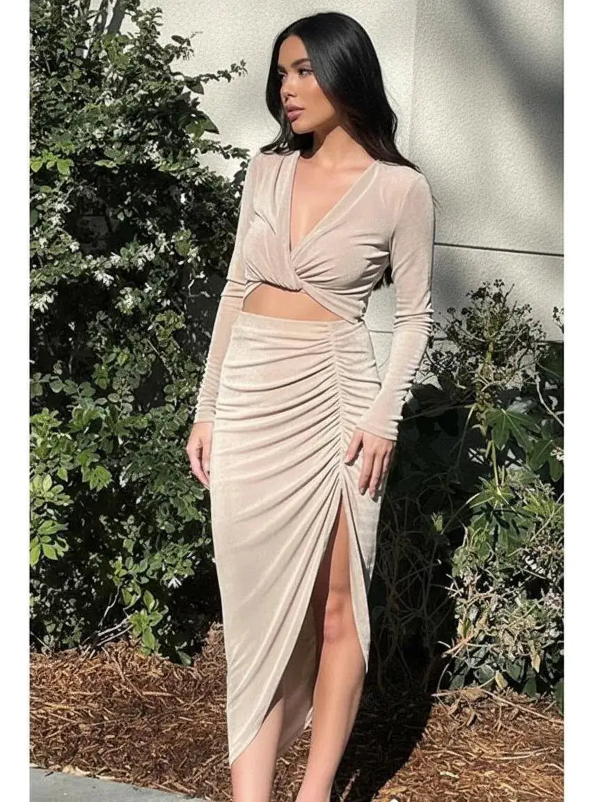 Vestidos set largo beige manga larga con abertura en estómago corrugado en falda by Yanet Collection