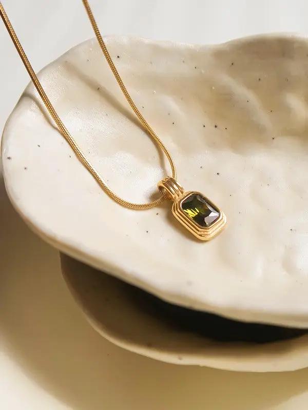 Colgante Cuadrado Negro Con Piedra Negra Y Zirconia Cúbica Baño de Oro 18K En Acero Inoxidable Edición Limitada by Yanet Collective